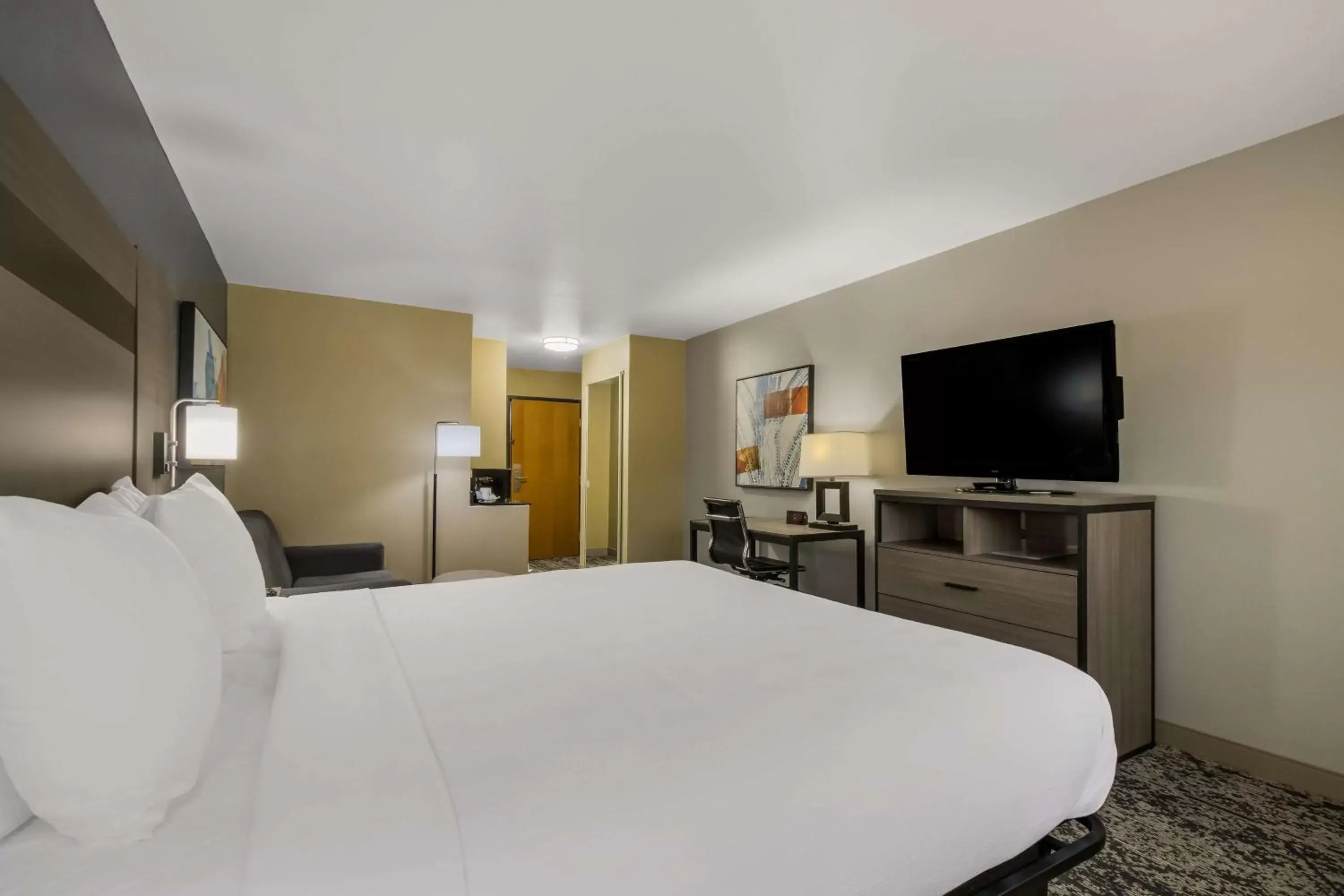 Bedroom, Bed in Best Western Temple Inn & Suites