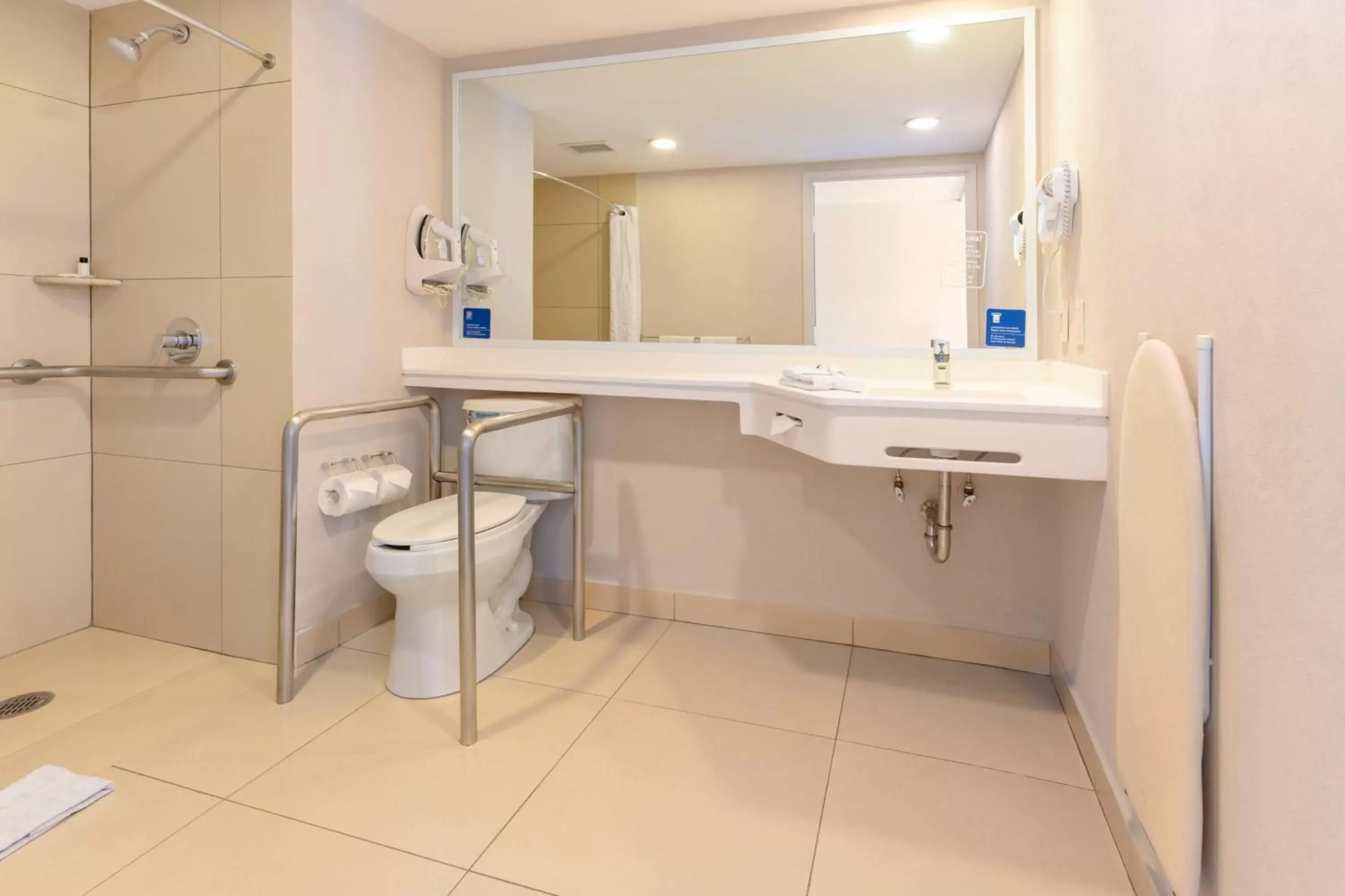 Photo of the whole room, Bathroom in City Express by Marriott San José Costa Rica