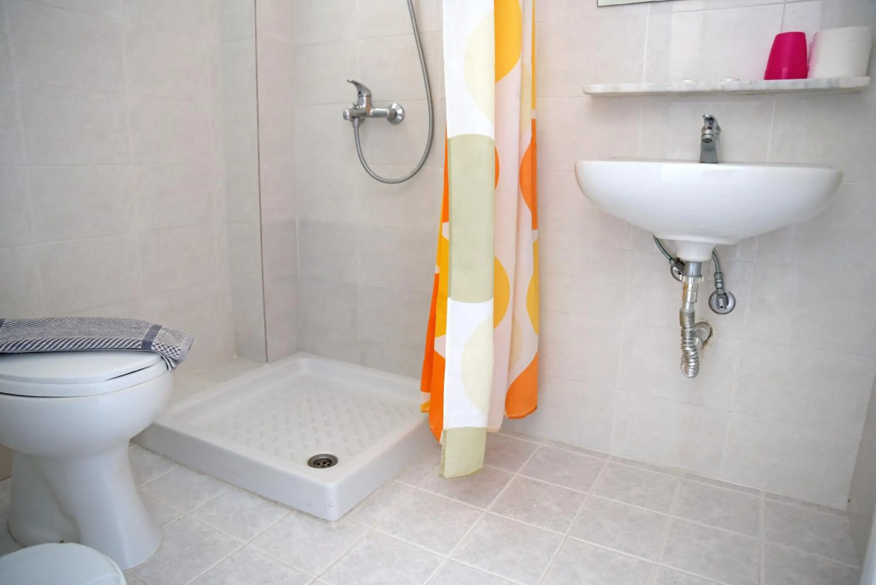Shower, Bathroom in Hillside Studios & Apartments