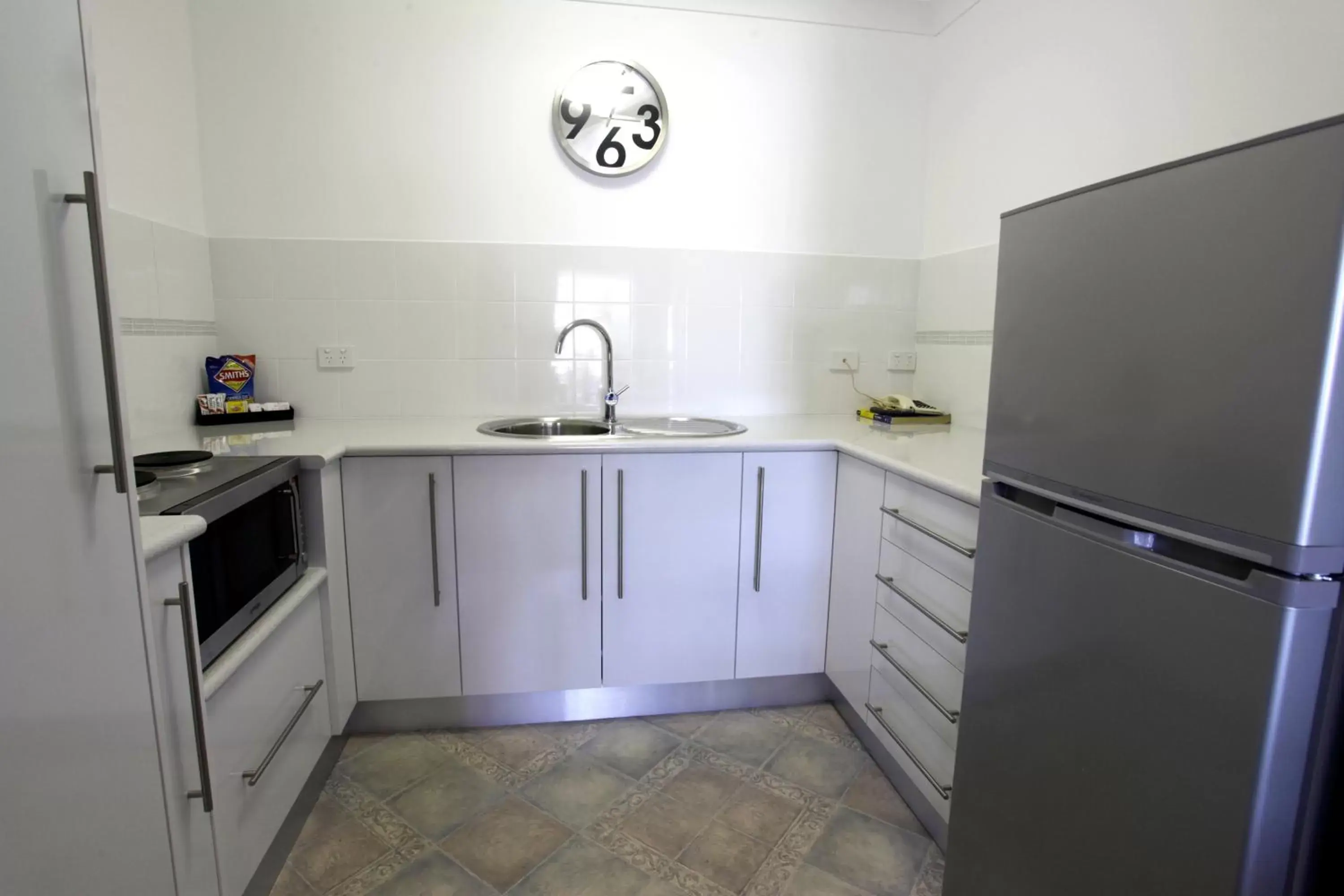 Kitchen/Kitchenette in Cattlemans Country Motor Inn & Serviced Apartments