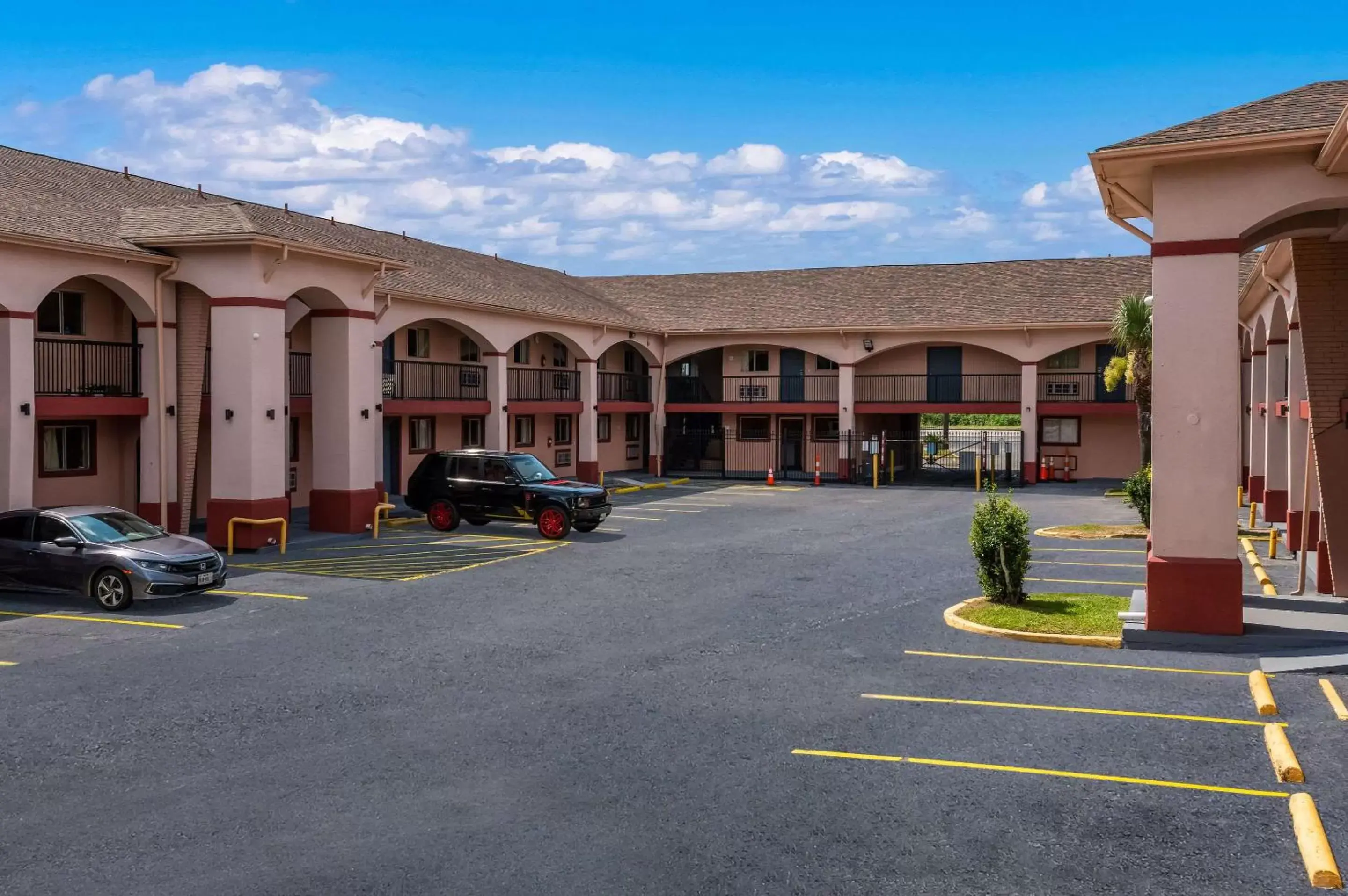 Property Building in Rodeway Inn & Suites East