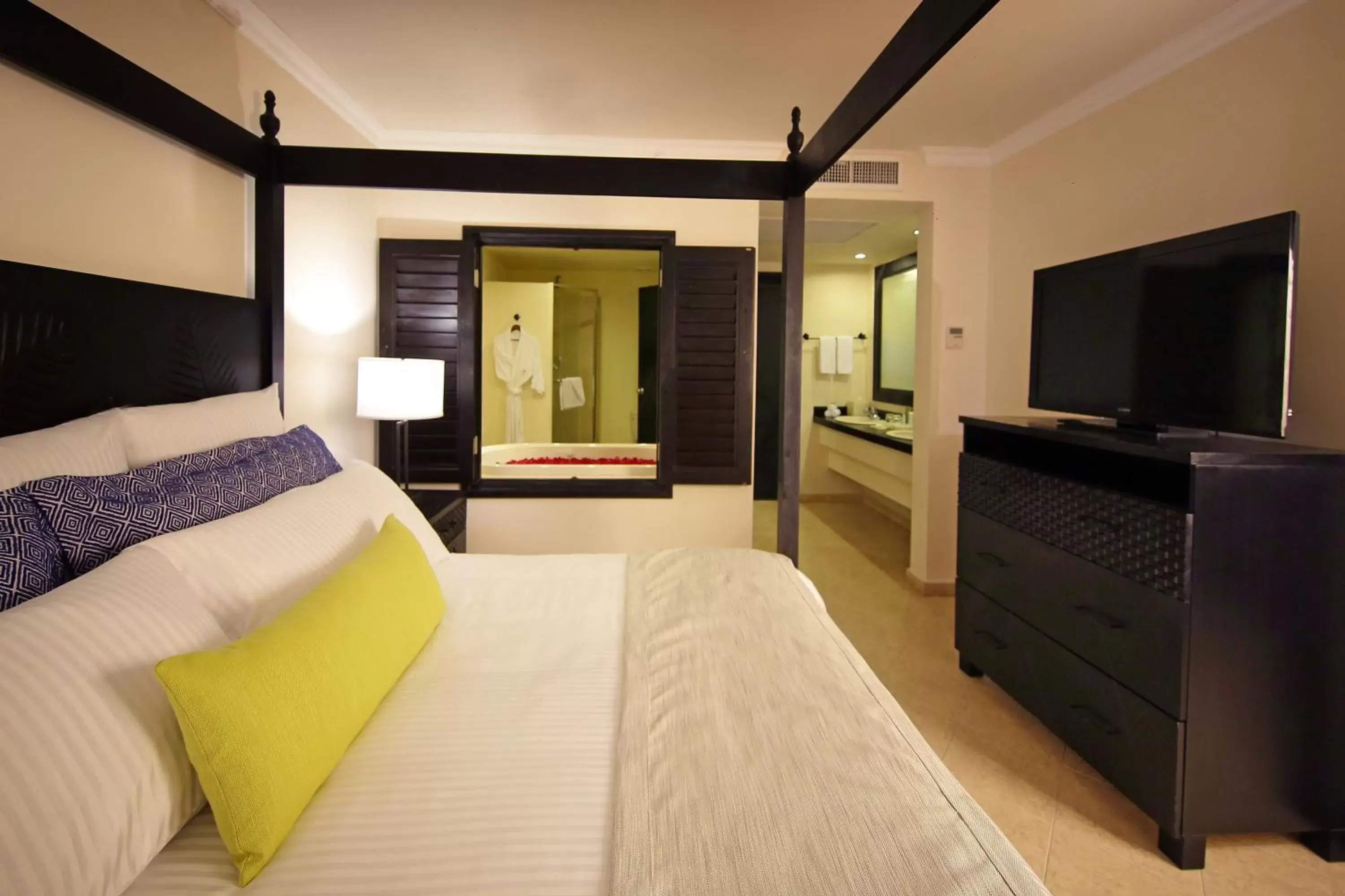 Bedroom, Bed in Dreams Playa Bonita All Inclusive
