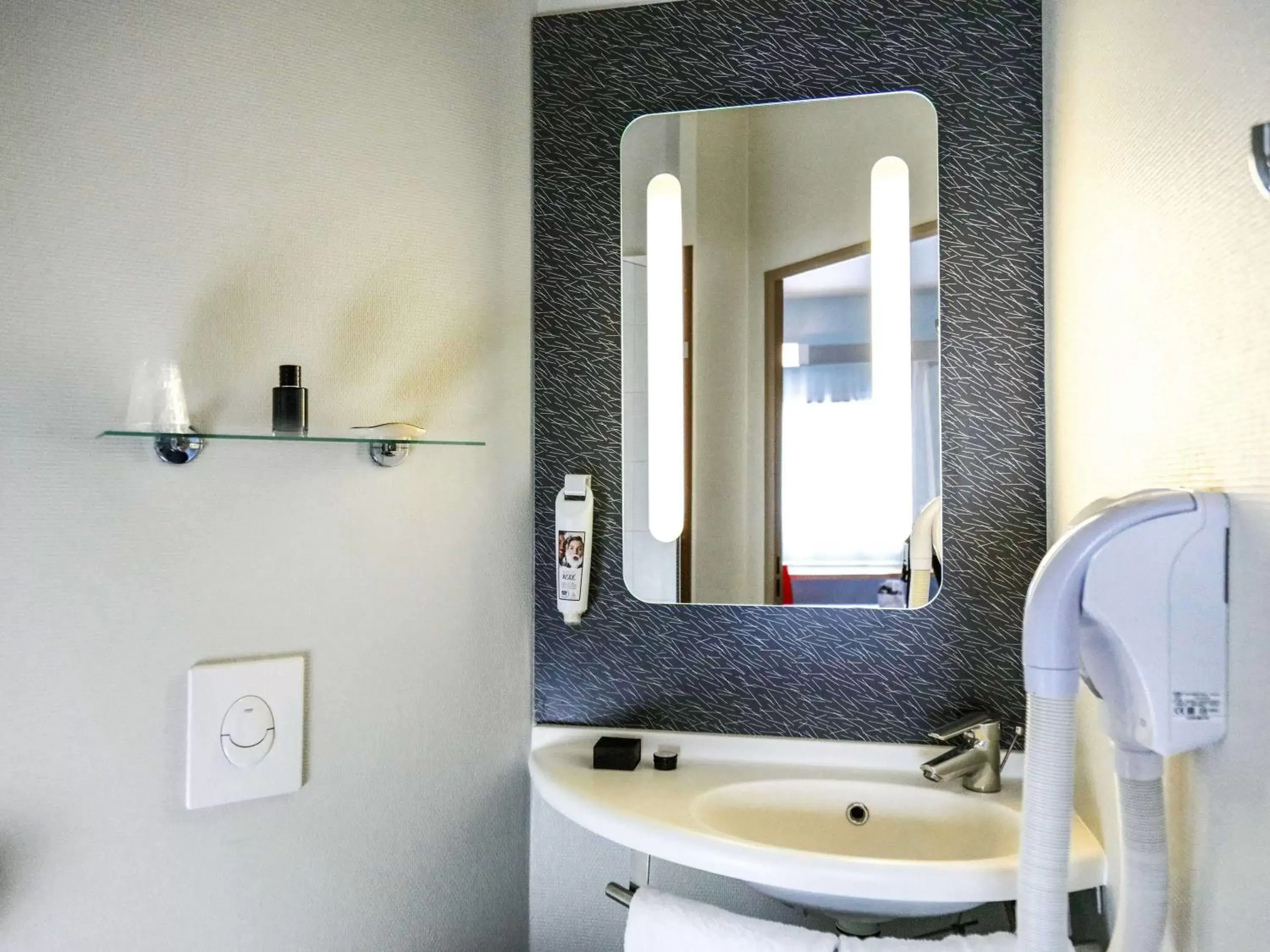 Photo of the whole room, Bathroom in ibis Orange Sud