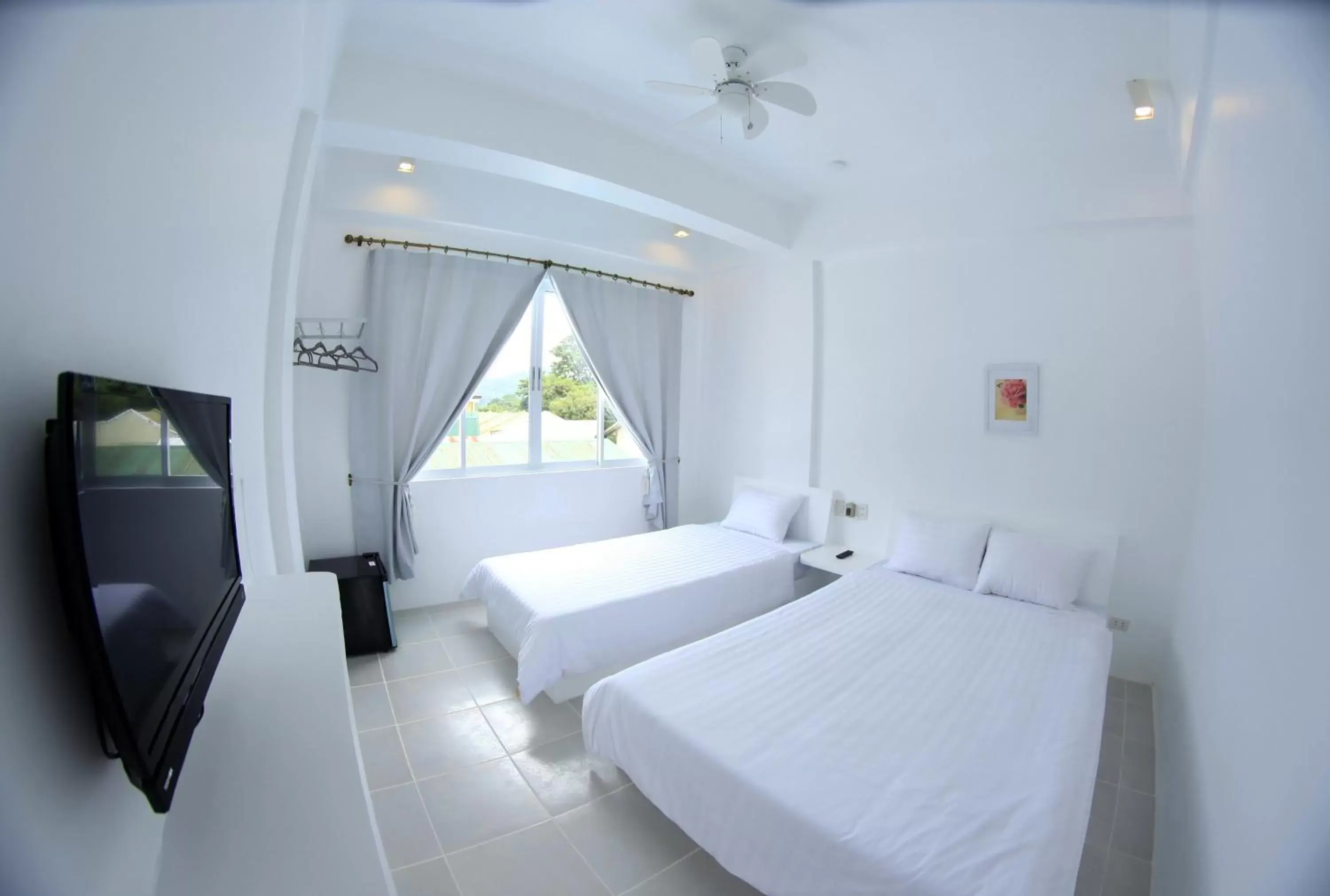 Photo of the whole room, Bed in Bluewave Hotel