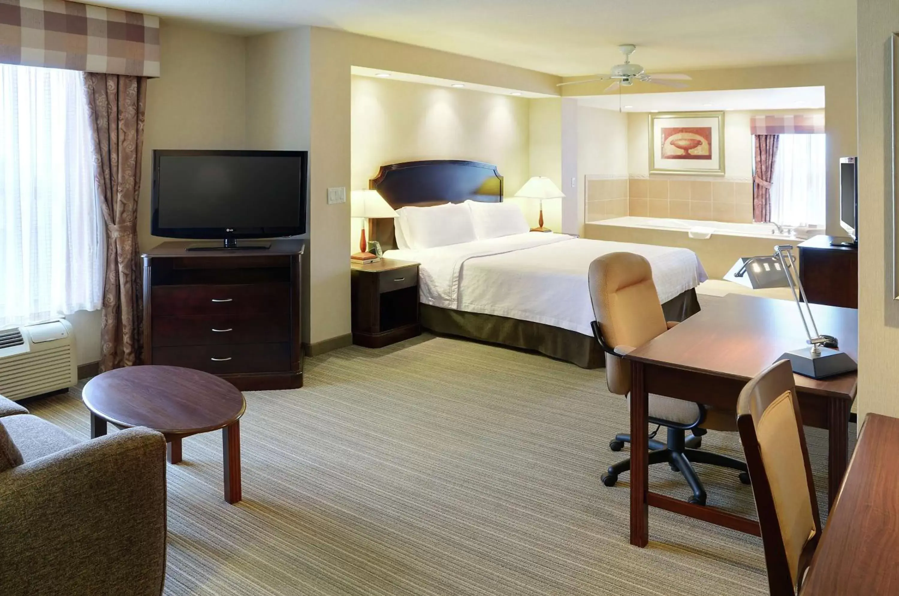 Bedroom, TV/Entertainment Center in Homewood Suites by Hilton Burlington