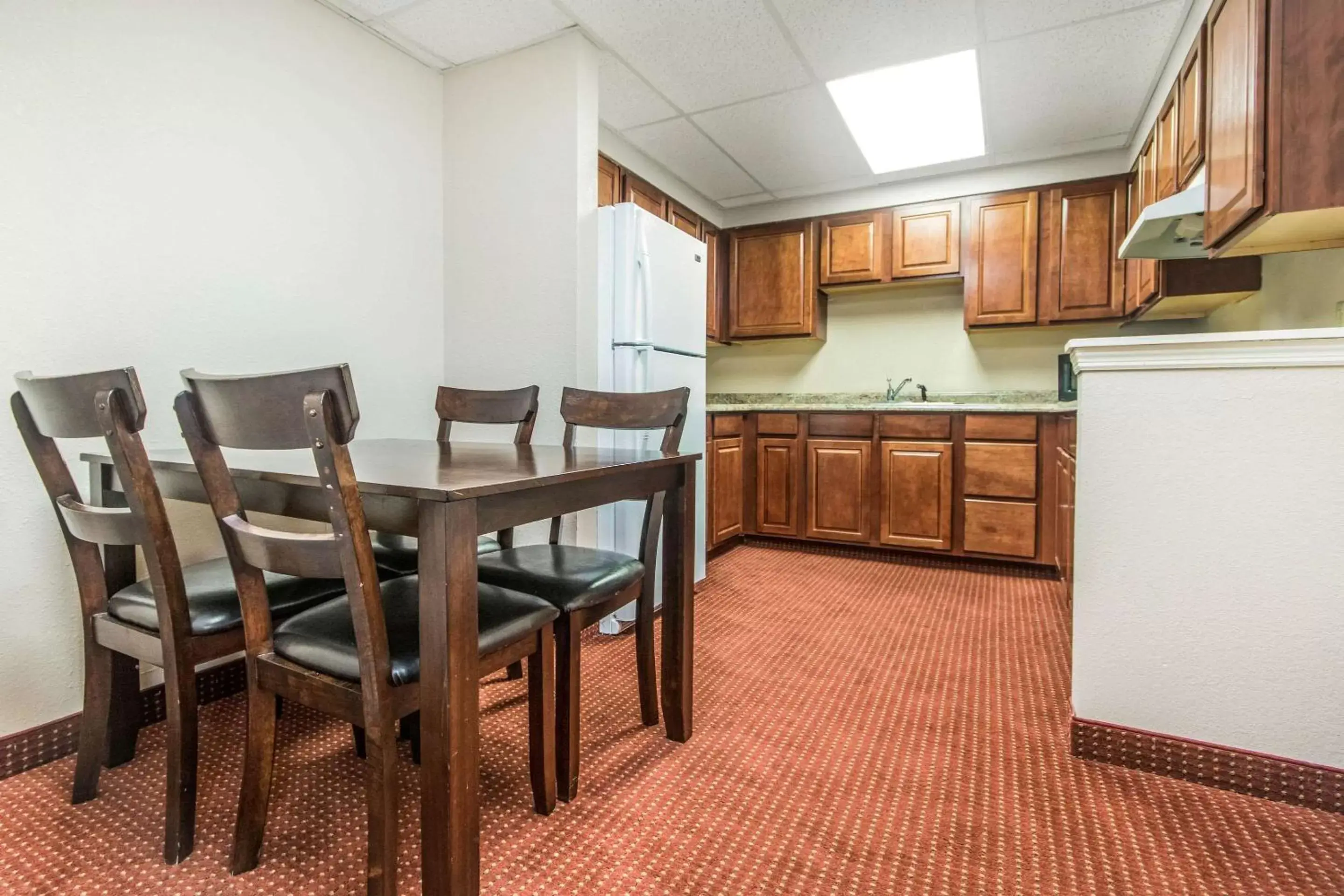 Photo of the whole room, Dining Area in Quality Inn & Suites