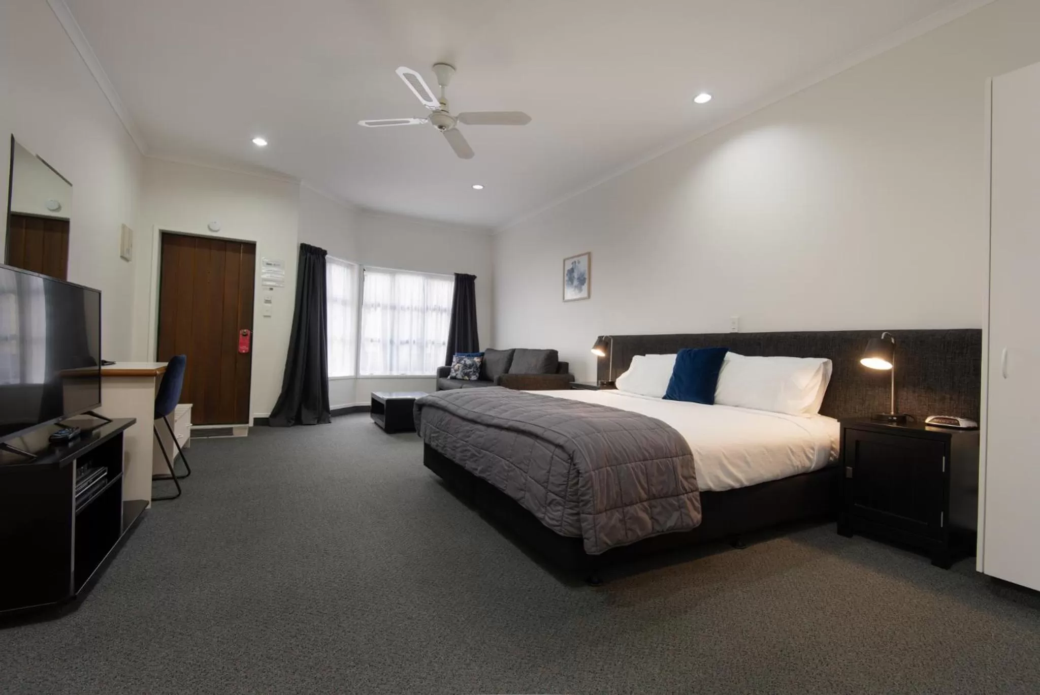 Bedroom, Bed in Cambridge Mews Motel