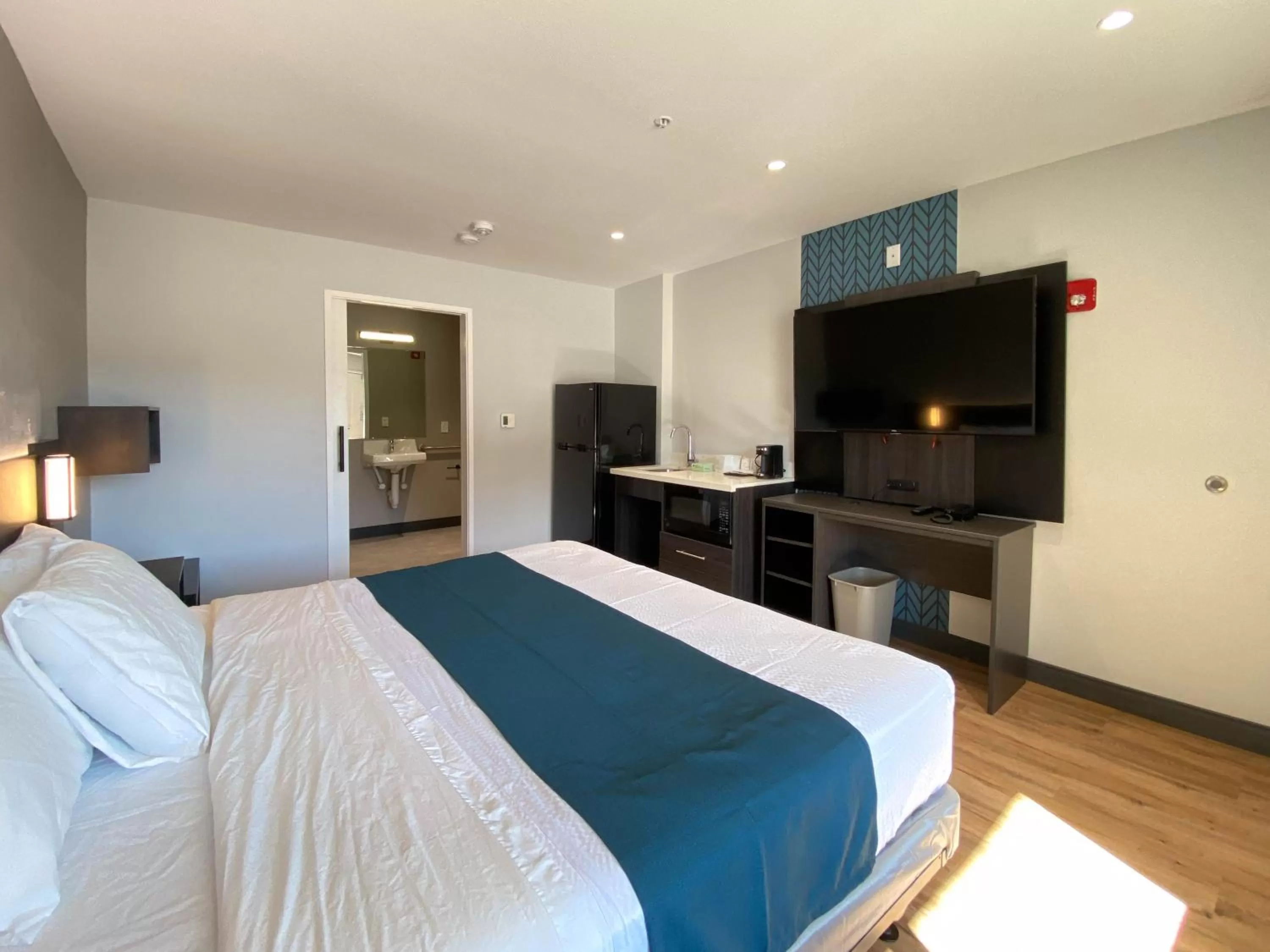 Bedroom, Bed in Studio 6 Suites Stockton, CA Waterfront