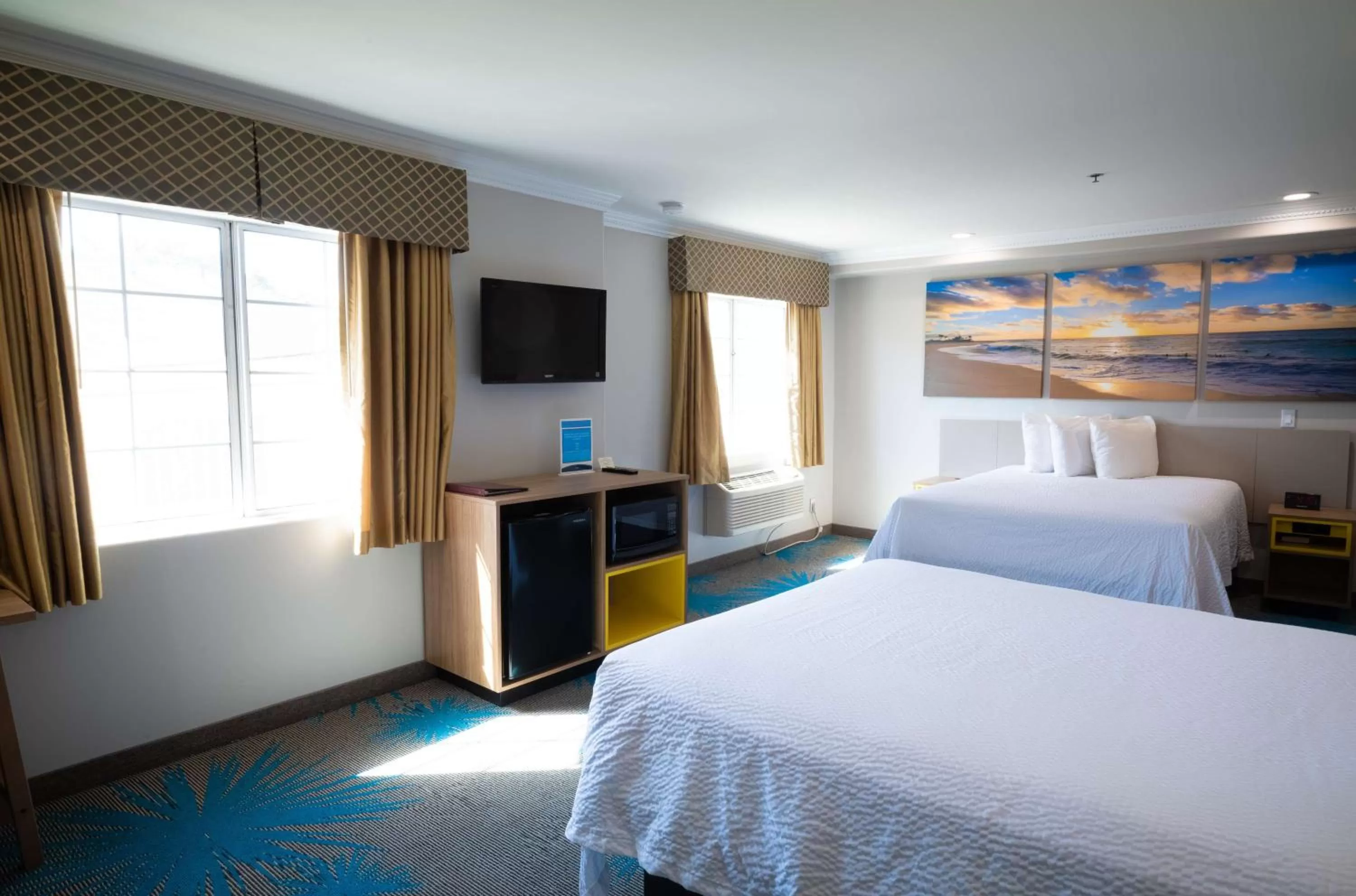 Bedroom, Bed in Days Inn by Wyndham Santa Monica