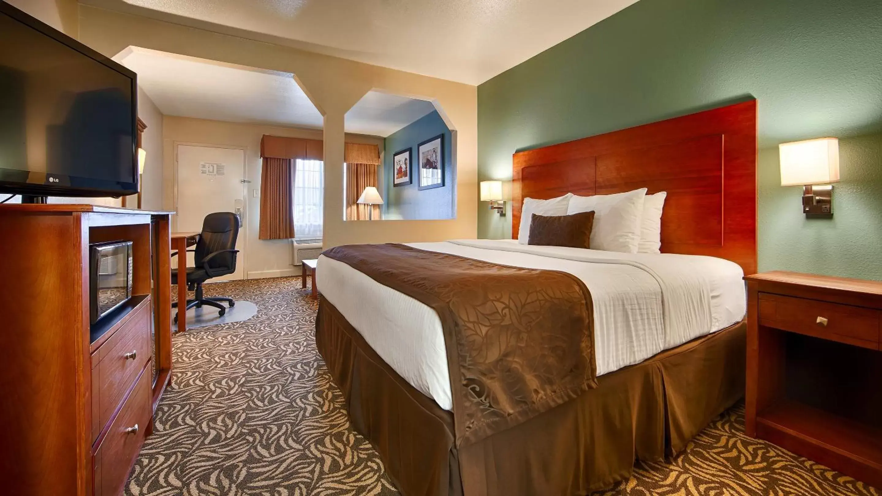 Photo of the whole room, Bed in Best Western Regency Inn & Suites