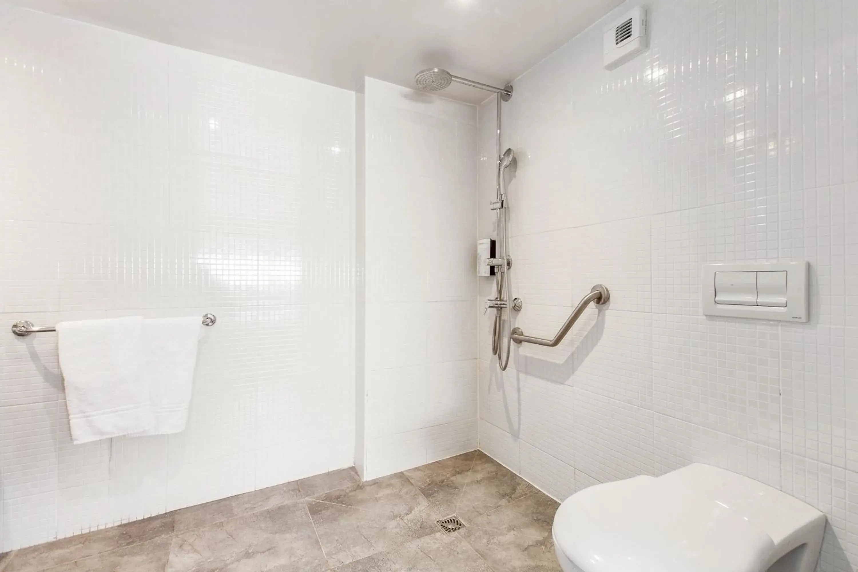Shower, Bathroom in Campanile Toulouse Balma - Cité de l'Espace