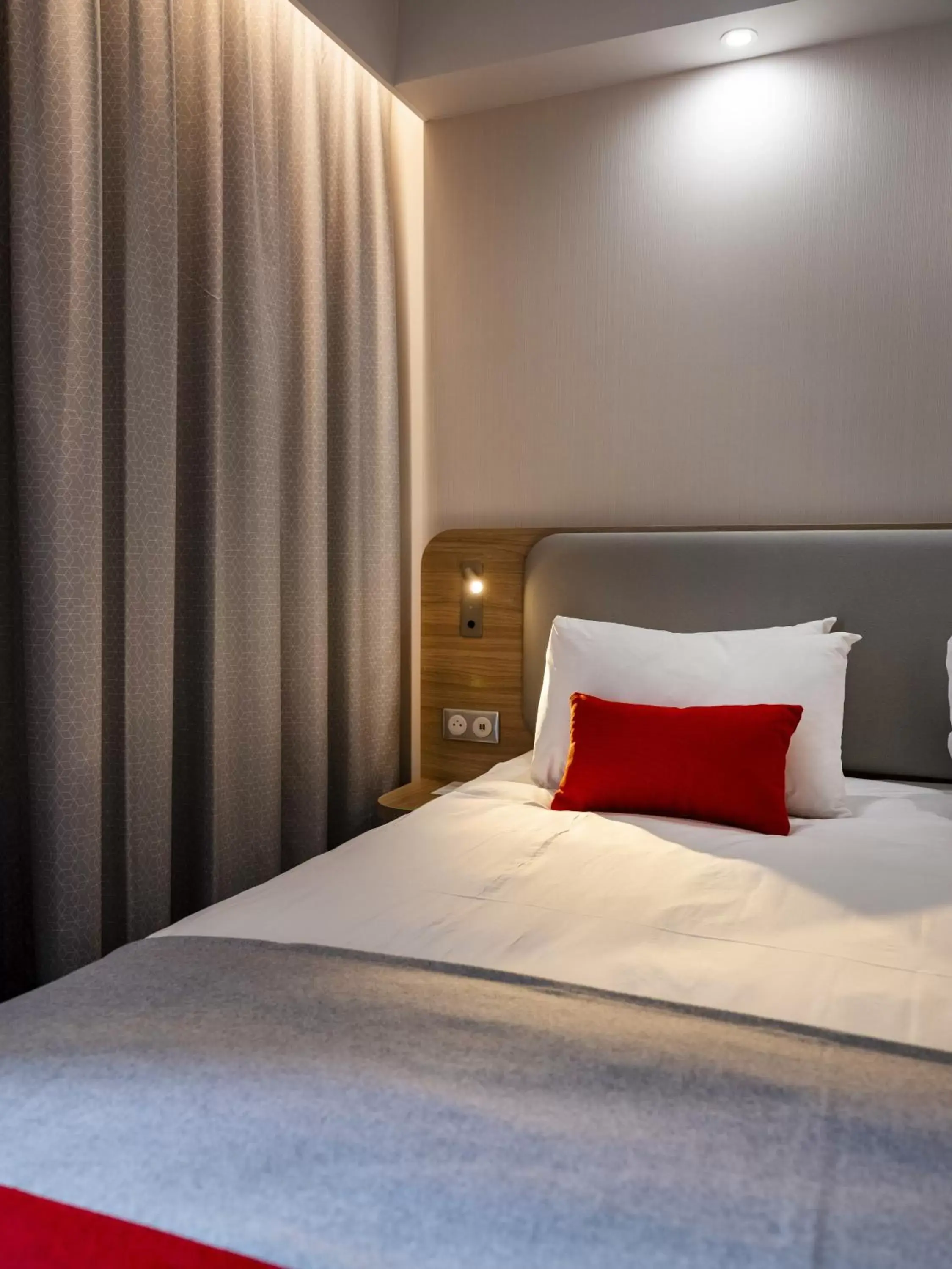 Standard Queen Room with Roll-in Shower in Holiday Inn Express - Nice - Grand Arenas, an IHG Hotel Standard Queen Room with Roll-in Shower in Holiday Inn Express - Nice - Grand Arenas, an IHG Hotel