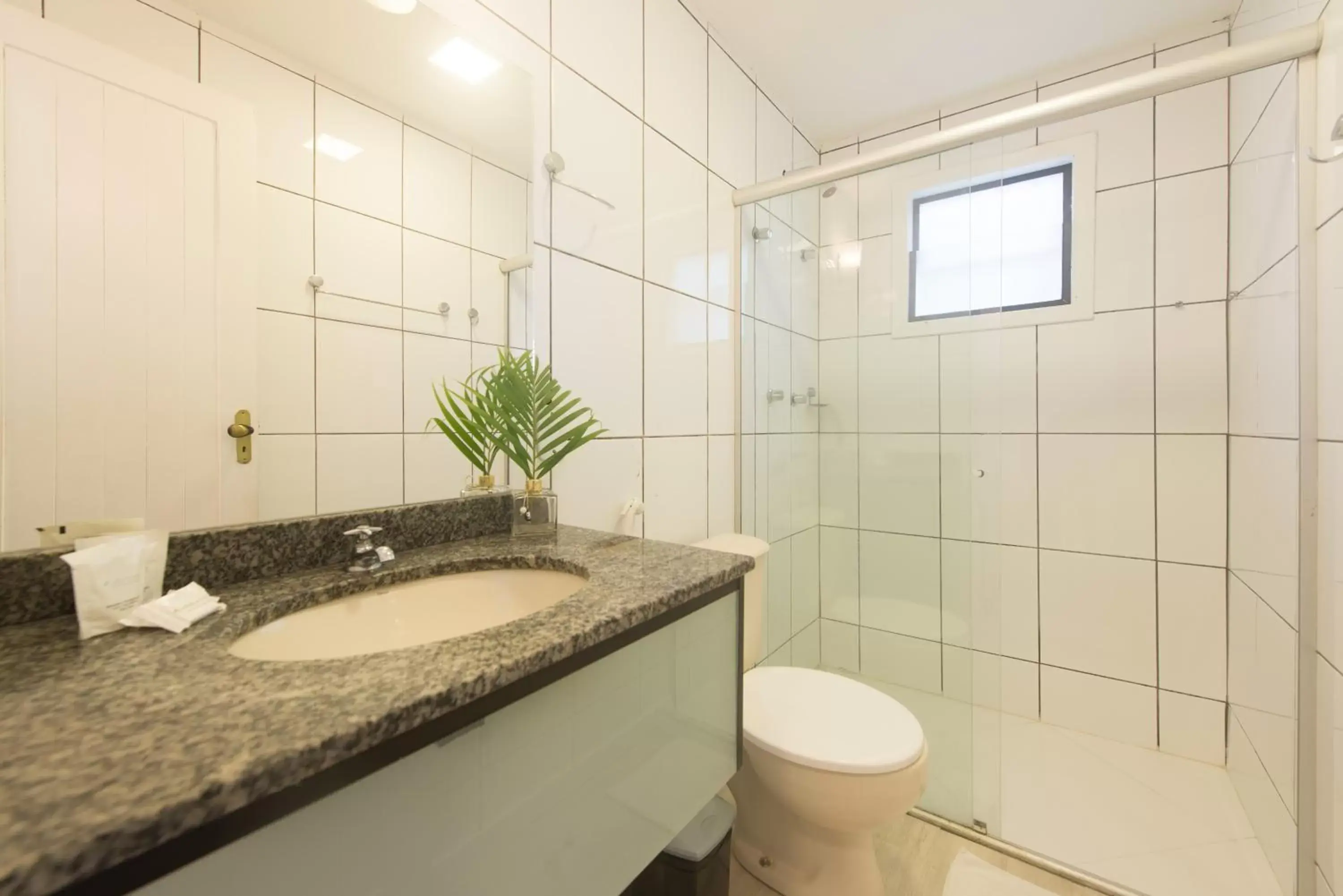 Shower, Bathroom in Hotel Latitud Buzios by Latitud Hoteles