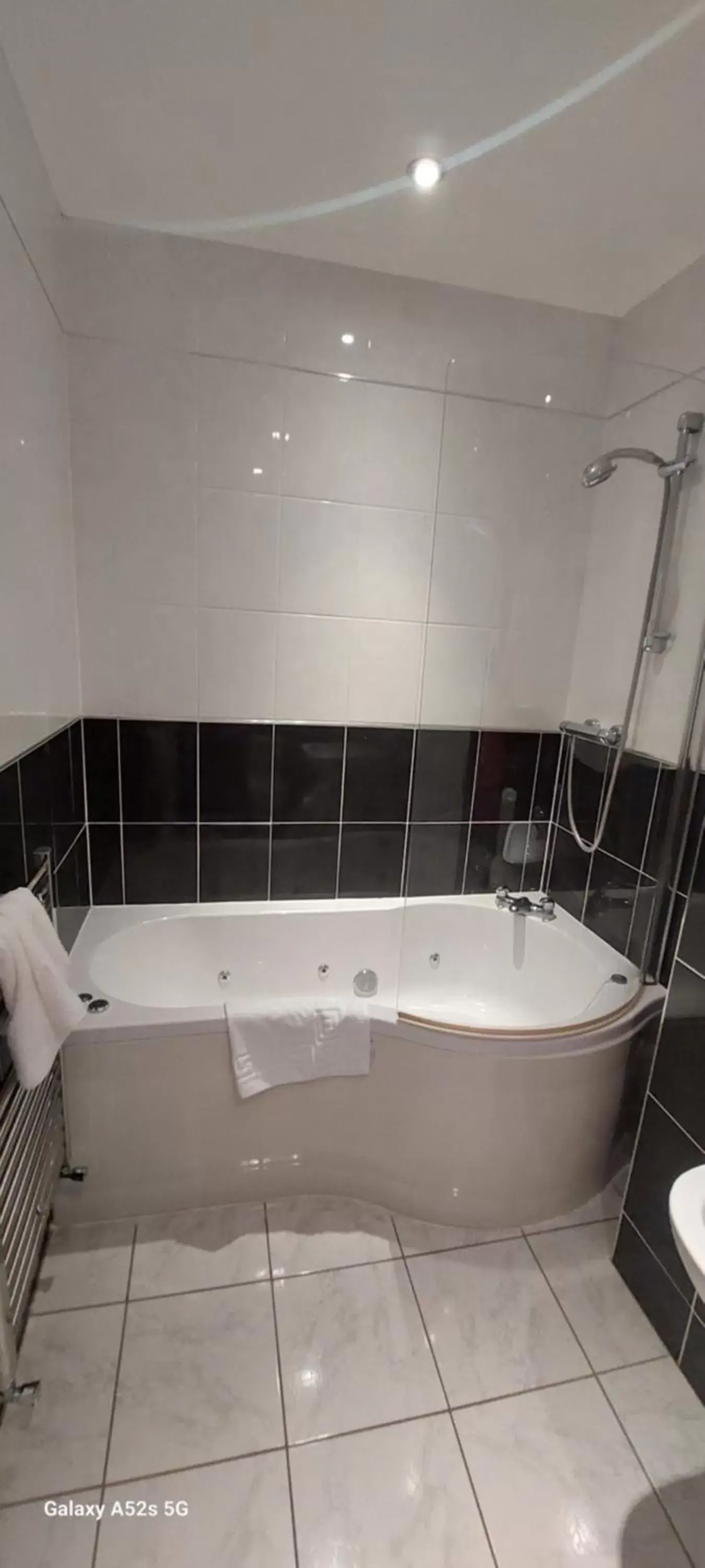 Bath, Bathroom in LONDONDERRYS Bar and Accommodation