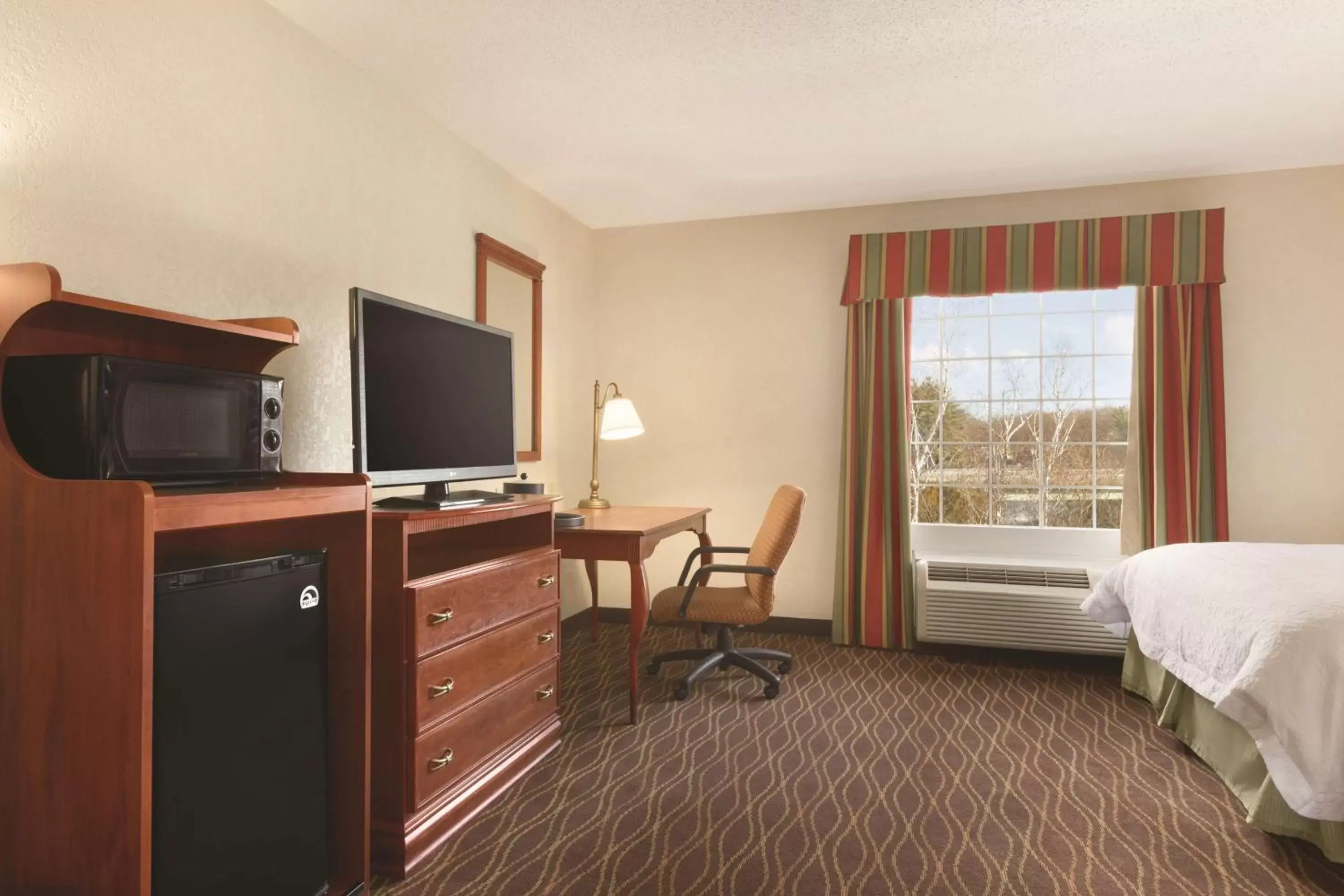 Bed, TV/Entertainment Center in Hampton Inn & Suites Greenfield
