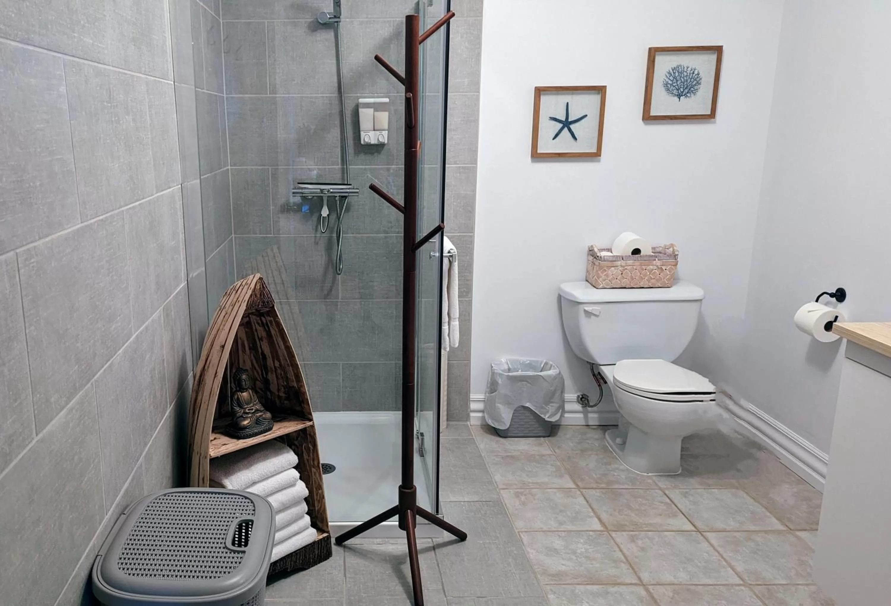 Bathroom in La Gentilhommière Motel et Suites B Vue sur Mer