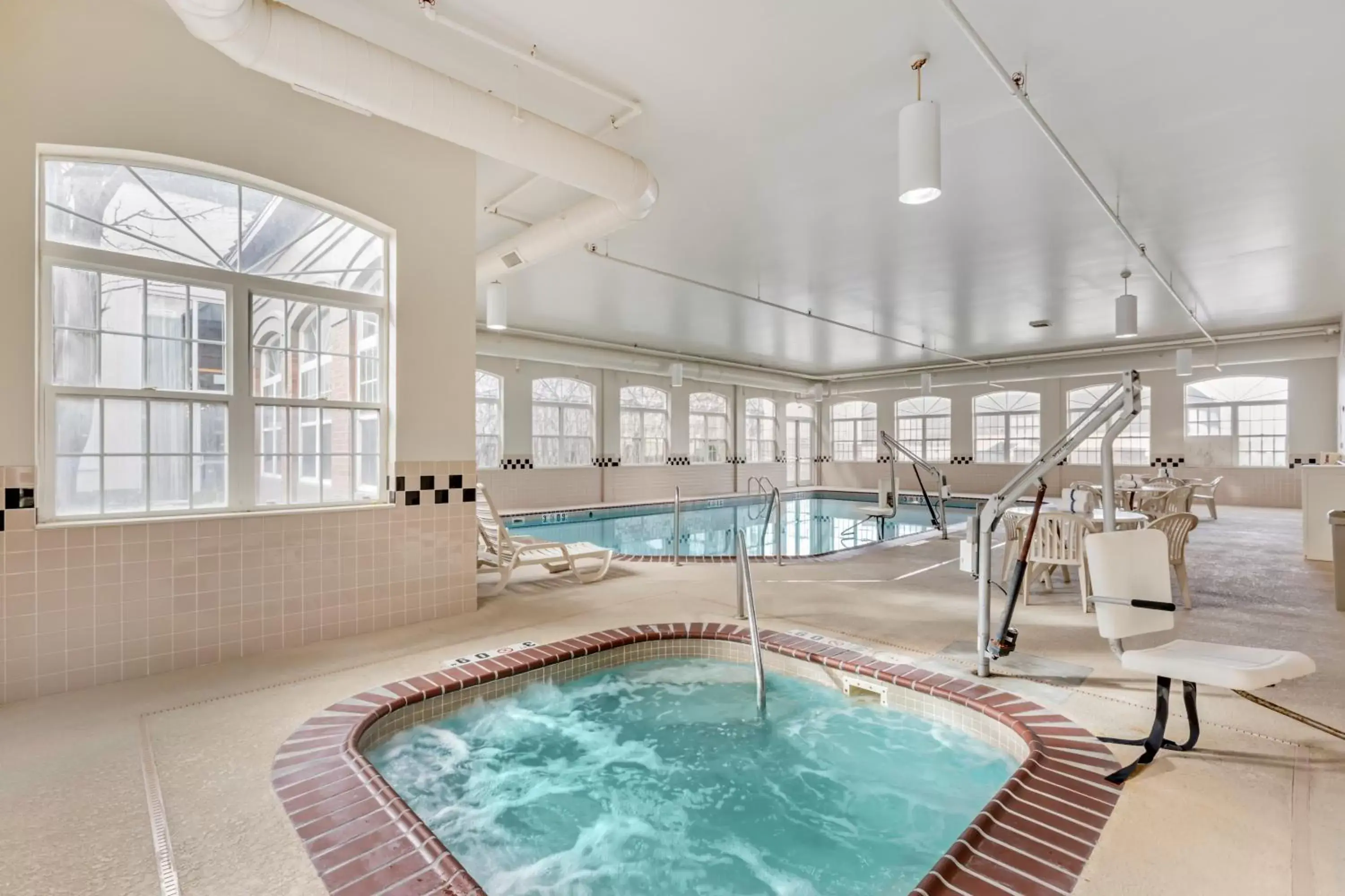 Hot Tub, Swimming Pool in Country Inn & Suites by Radisson, Elk Grove Village/Itasca