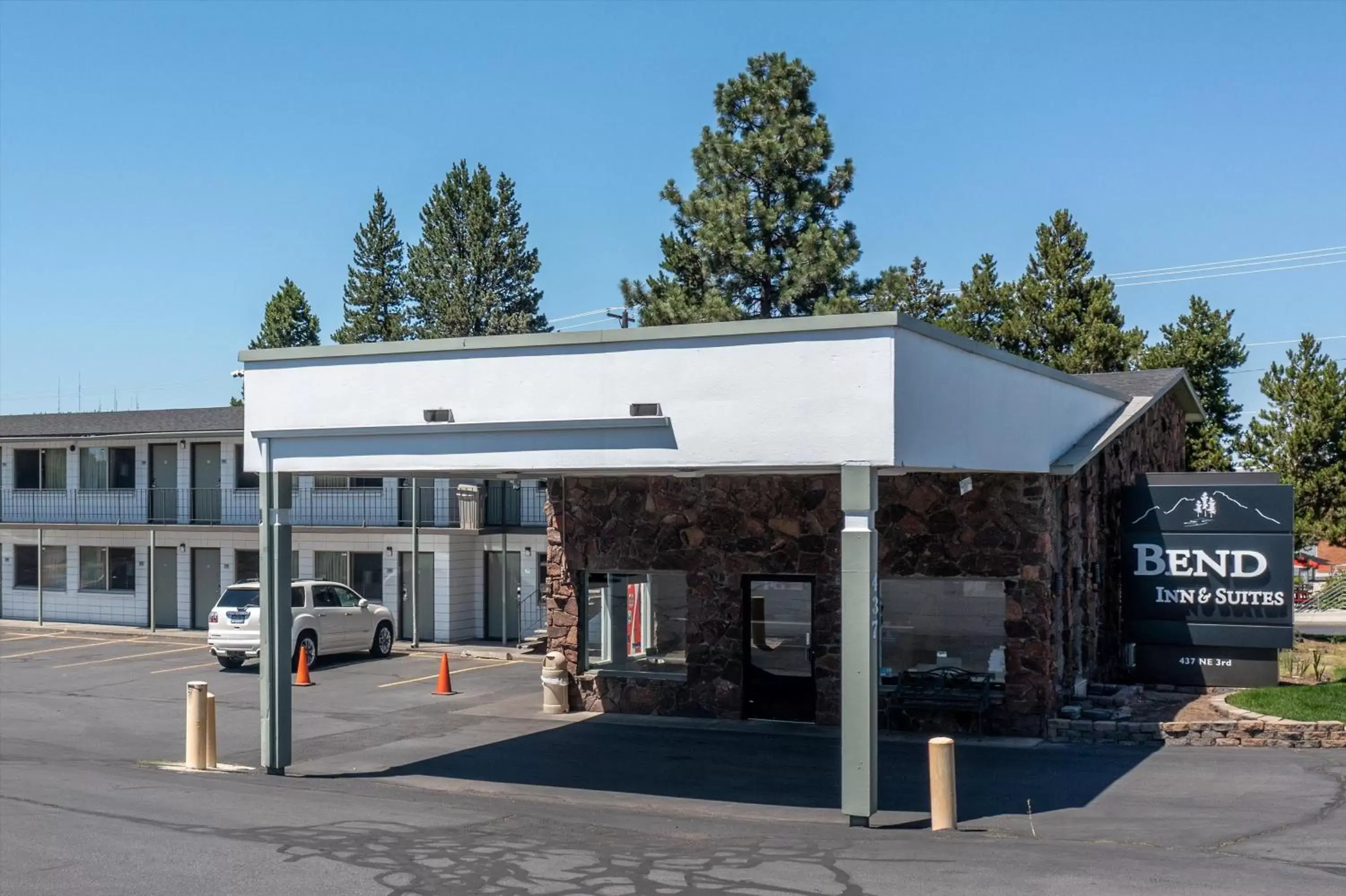 Property Building in Bend Inn & Suites