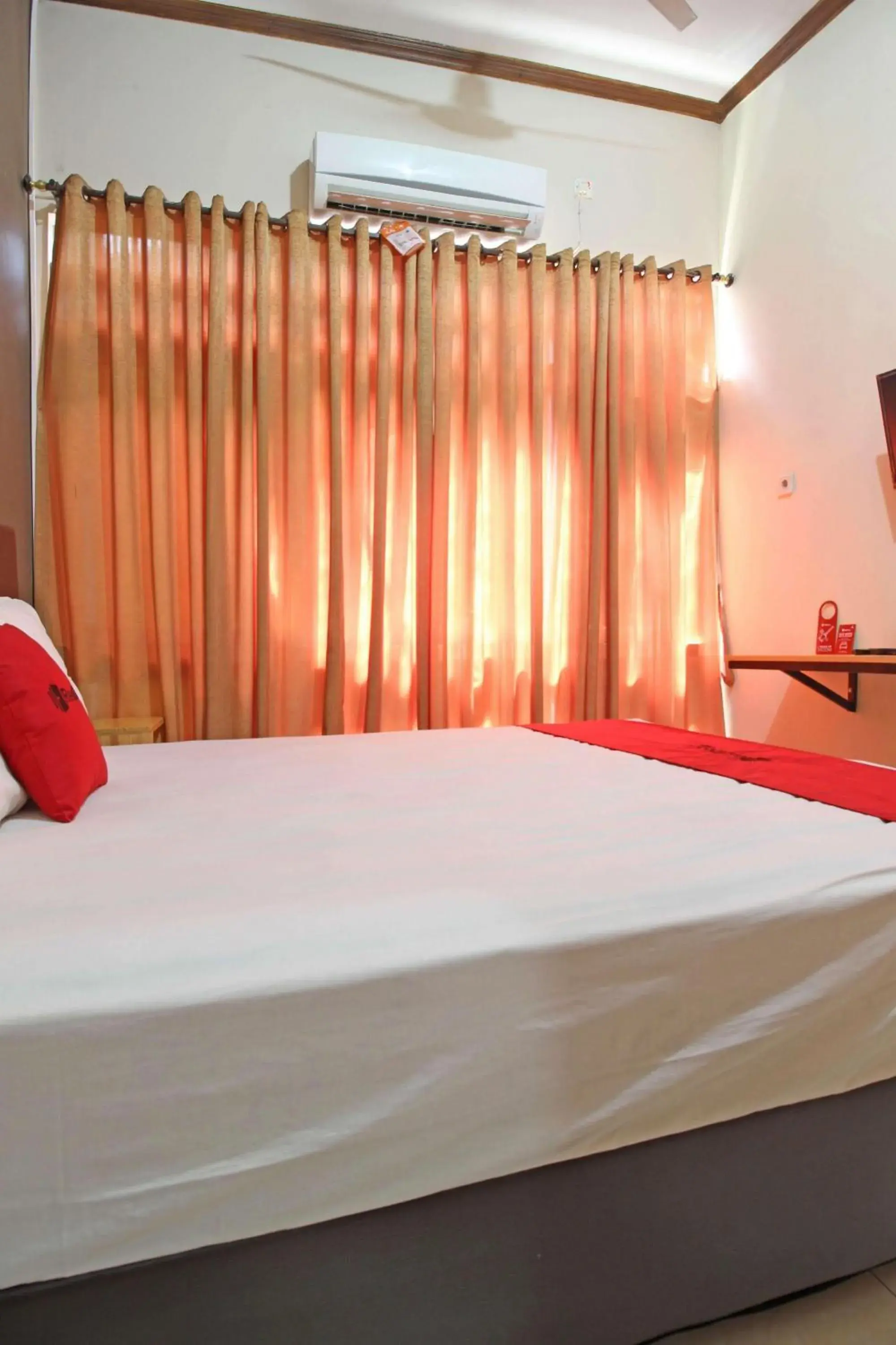 Bed in RedDoorz near Pojok Beteng Prawirotaman Bed in RedDoorz near Pojok Beteng Prawirotaman