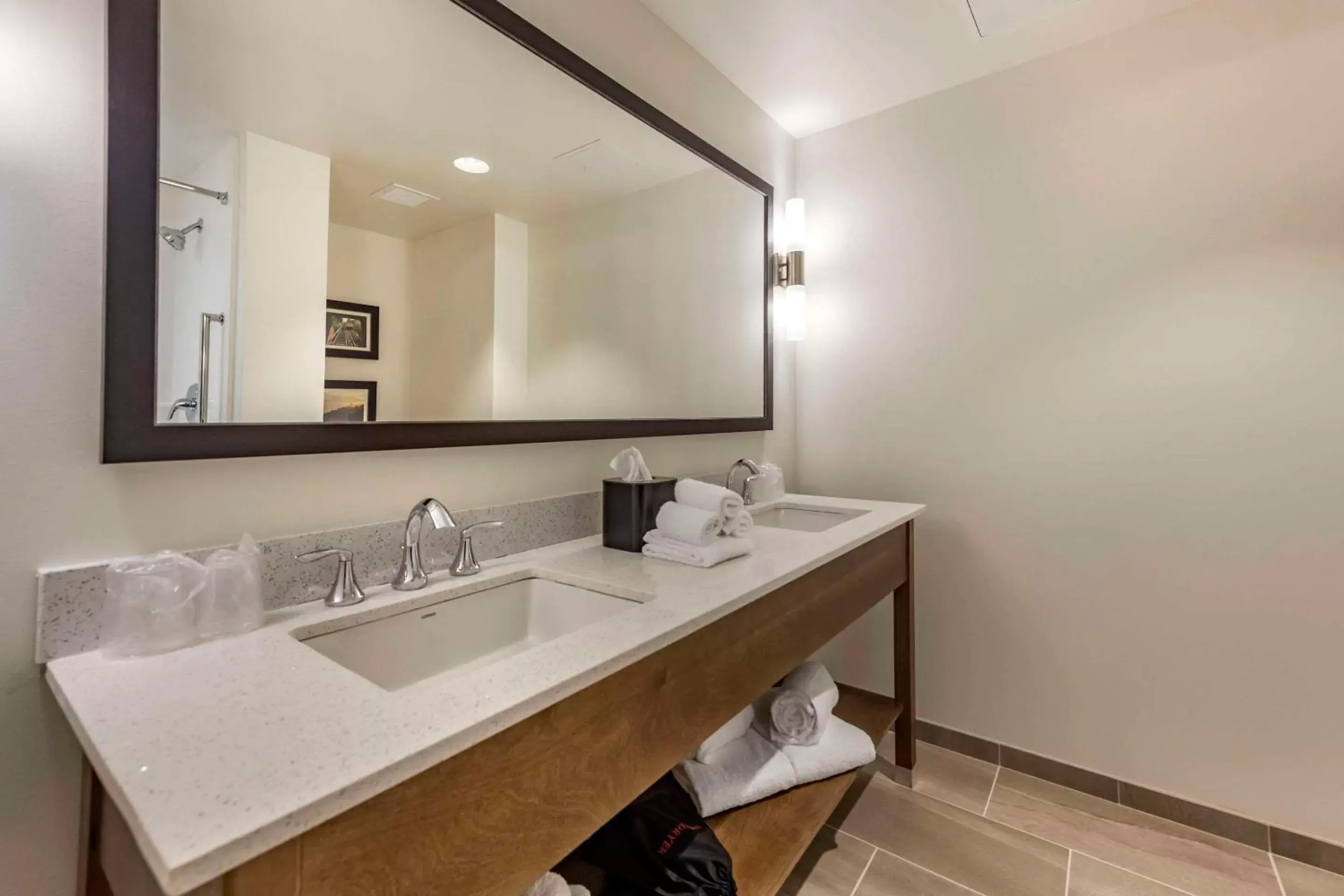 Bedroom, Bathroom in Comfort Inn & Suites Pittsburgh-Northshore