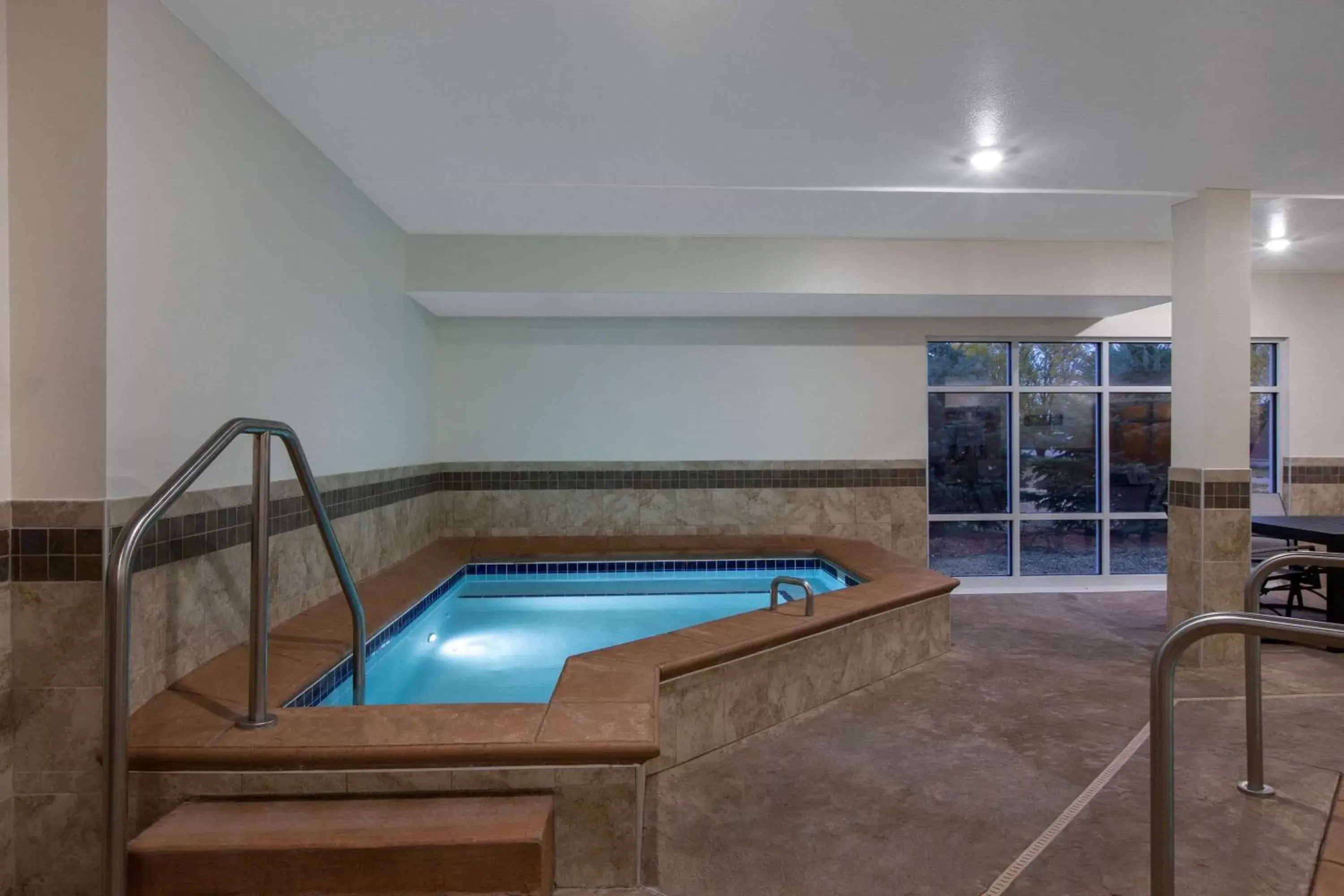 Hot Tub, Swimming Pool in AmericInn by Wyndham Sioux Falls North