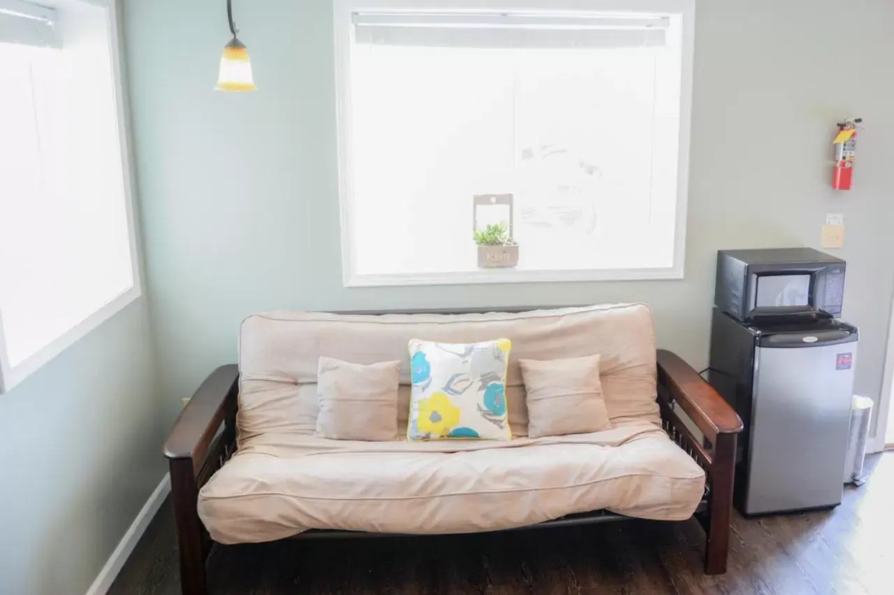 Bed, Seating Area in Trailhead Lodging