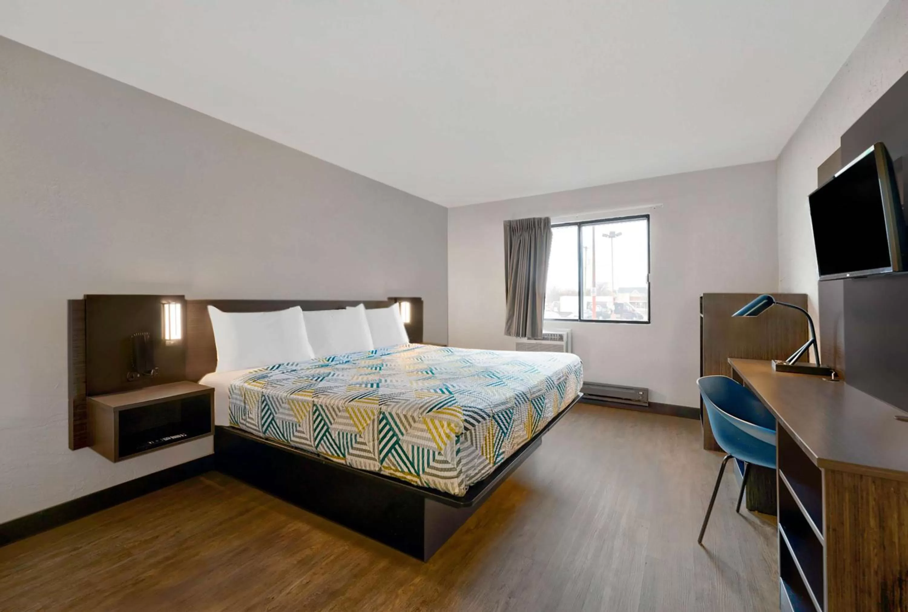 Bedroom, Bed in Motel 6-Oak Creek, WI