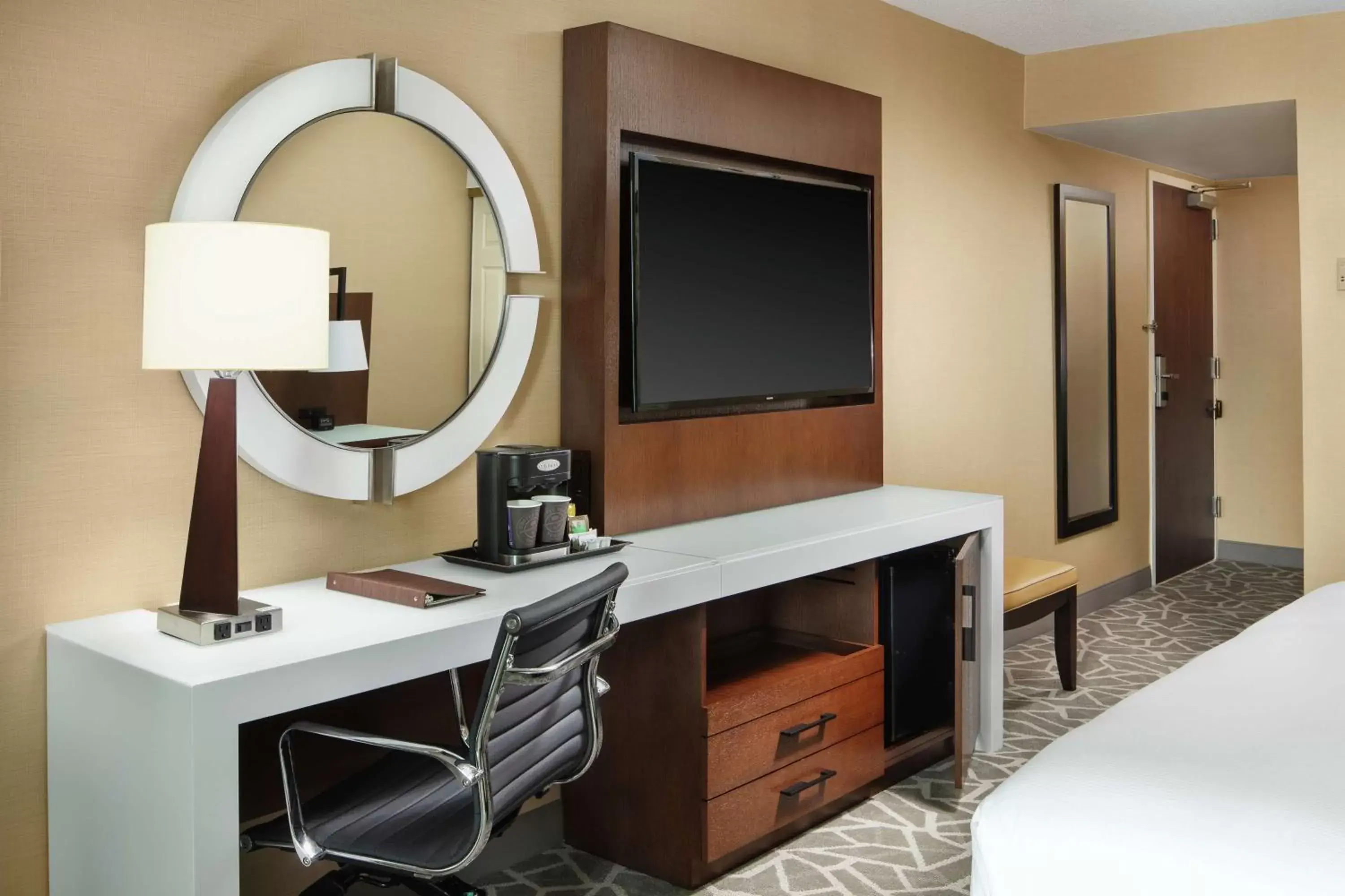 Bedroom, TV/Entertainment Center in DoubleTree by Hilton Hotel Annapolis