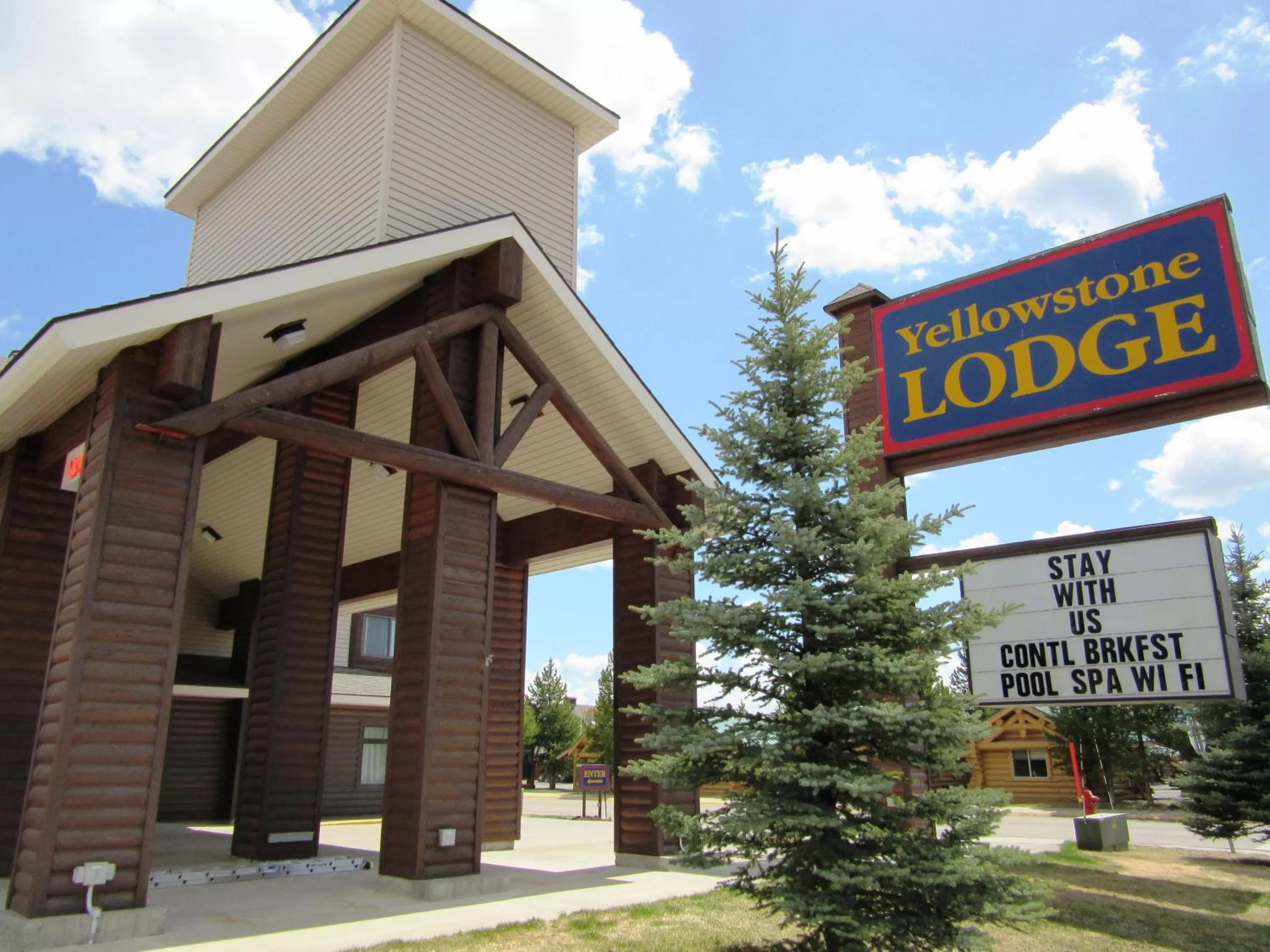 Facade/entrance in Yellowstone Lodge