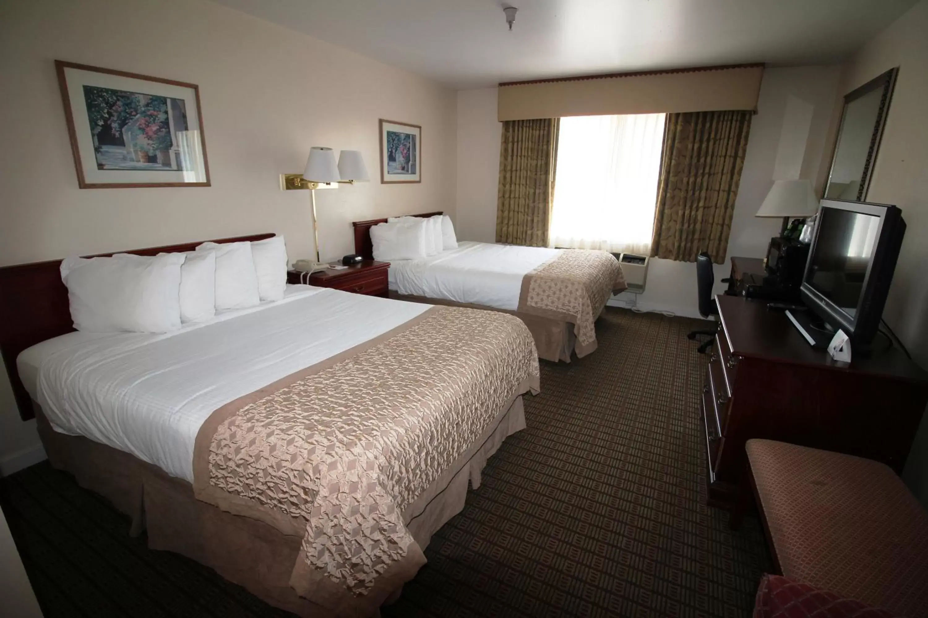 Photo of the whole room, Bed in Ramada by Wyndham Draper