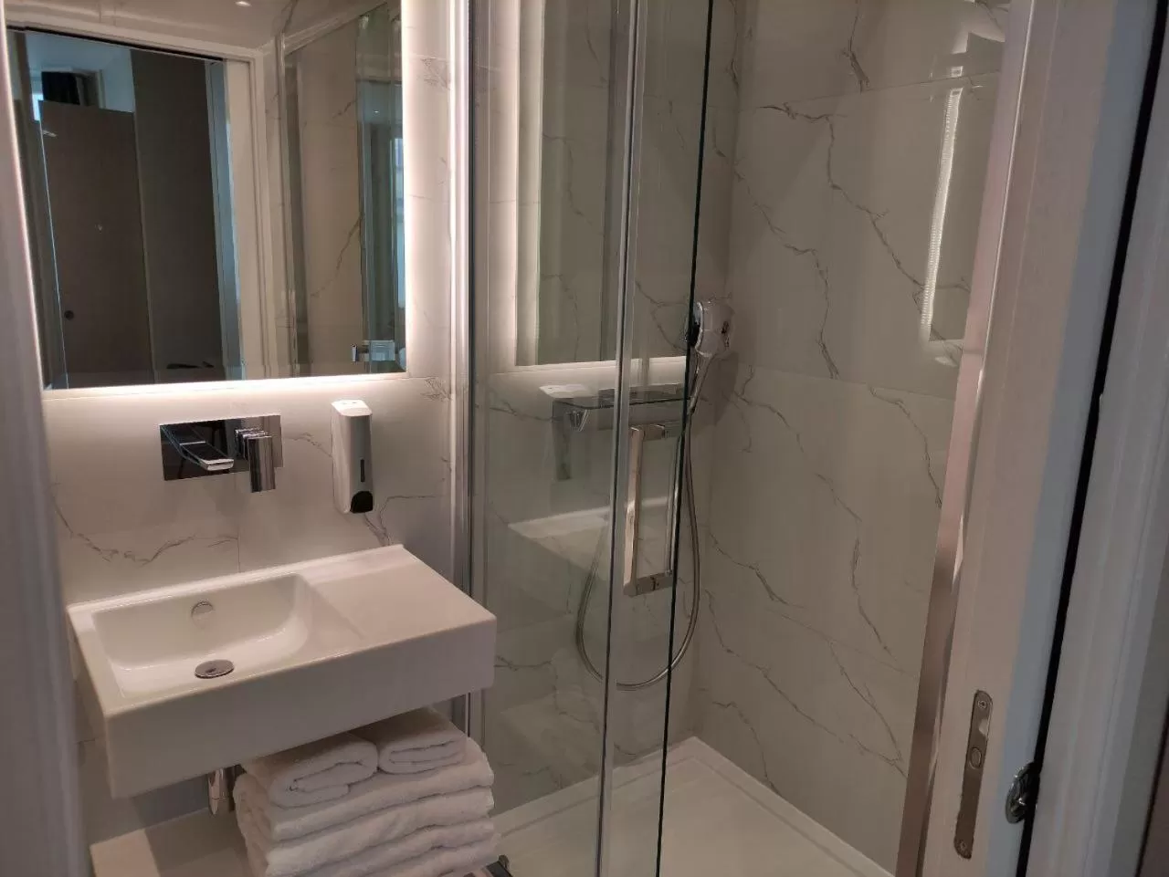 Shower in NOX Kensington