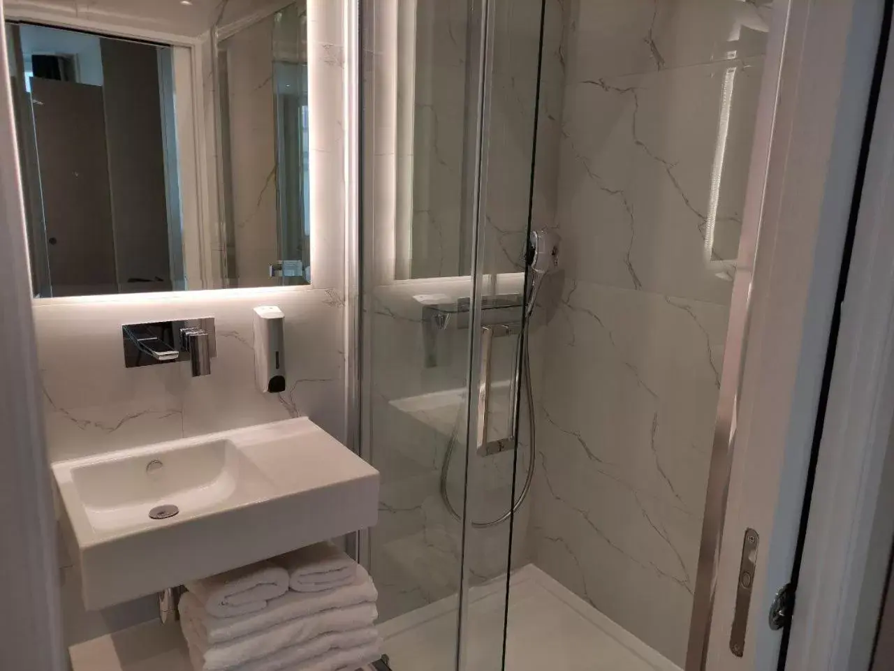 Shower, Bathroom in NOX Kensington