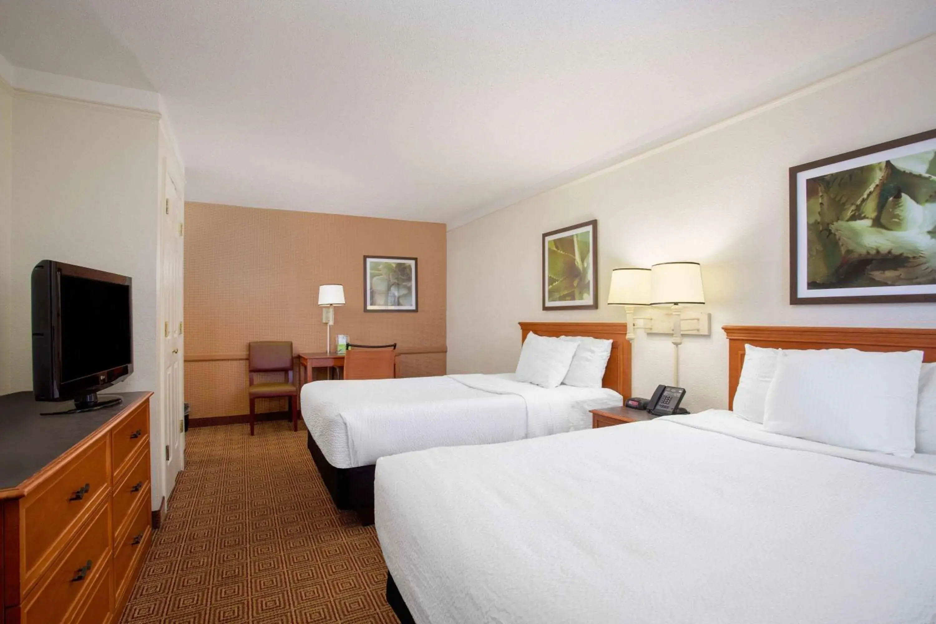 Photo of the whole room, Bed in La Quinta Inn by Wyndham Huntsville Research Park