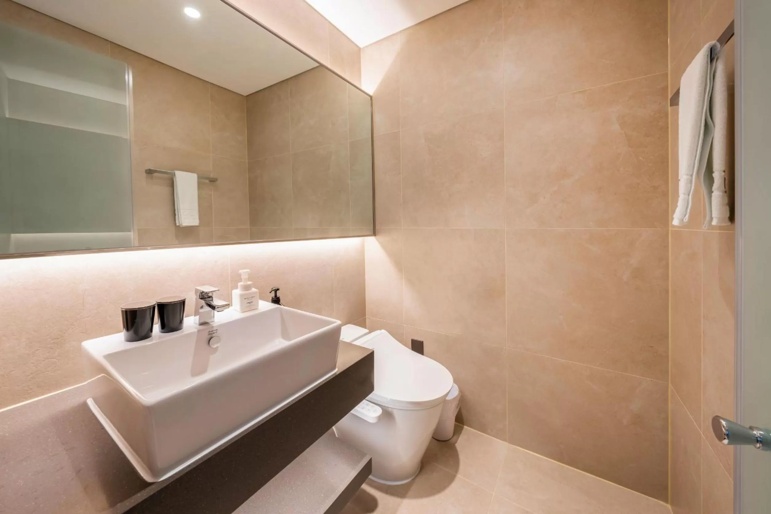 Toilet in Hotel Foret The Spa