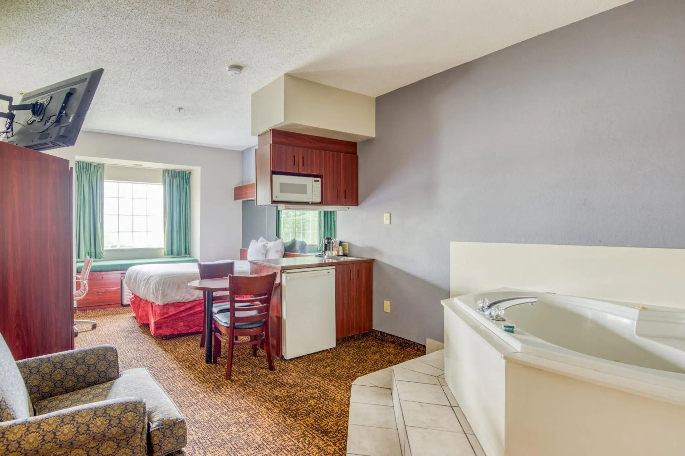 Bedroom, Kitchen/Kitchenette in Trident Inn & Suites, Baton Rouge