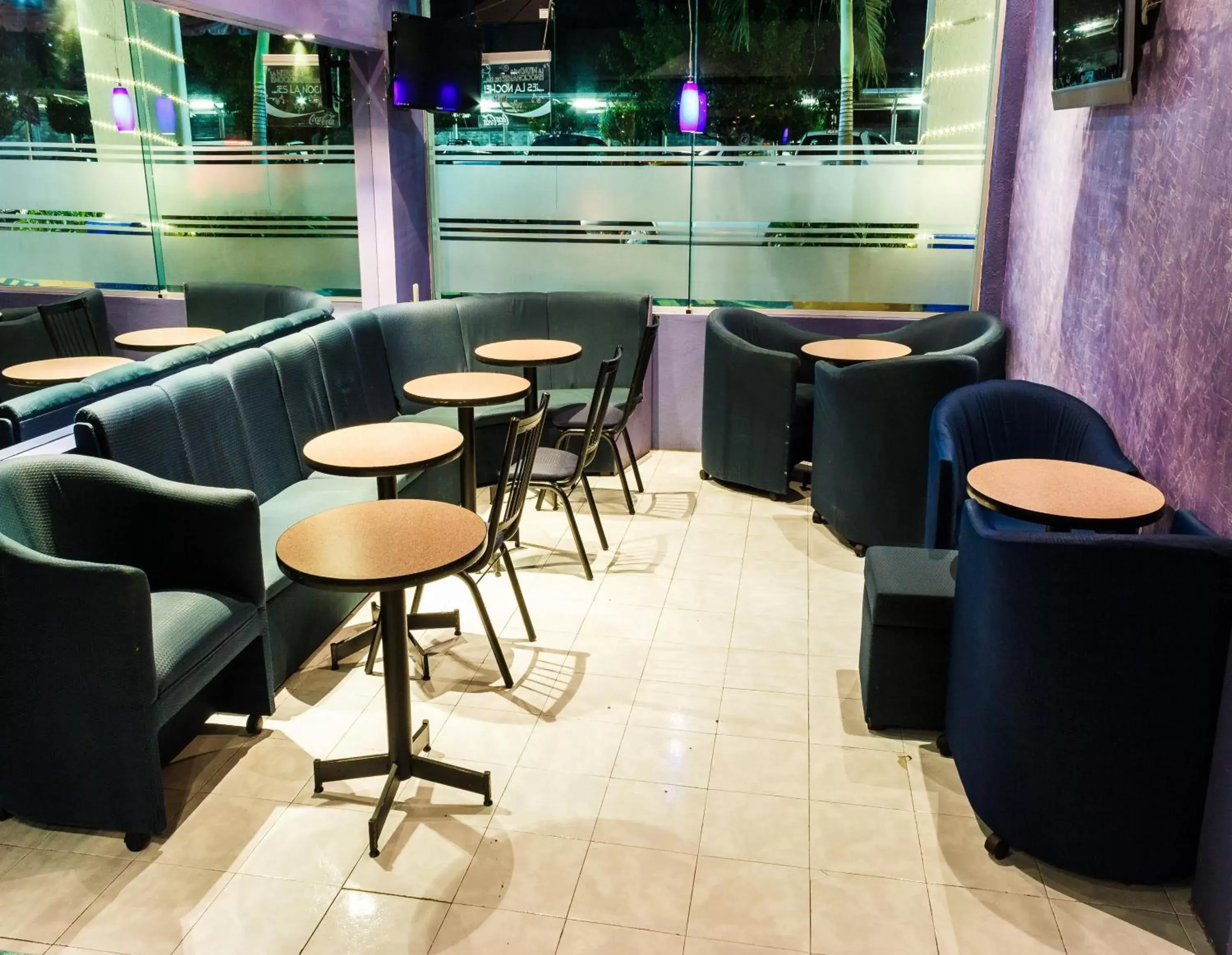 Restaurant/places to eat in Plaza Inn Express Restaurant/places to eat in Plaza Inn Express