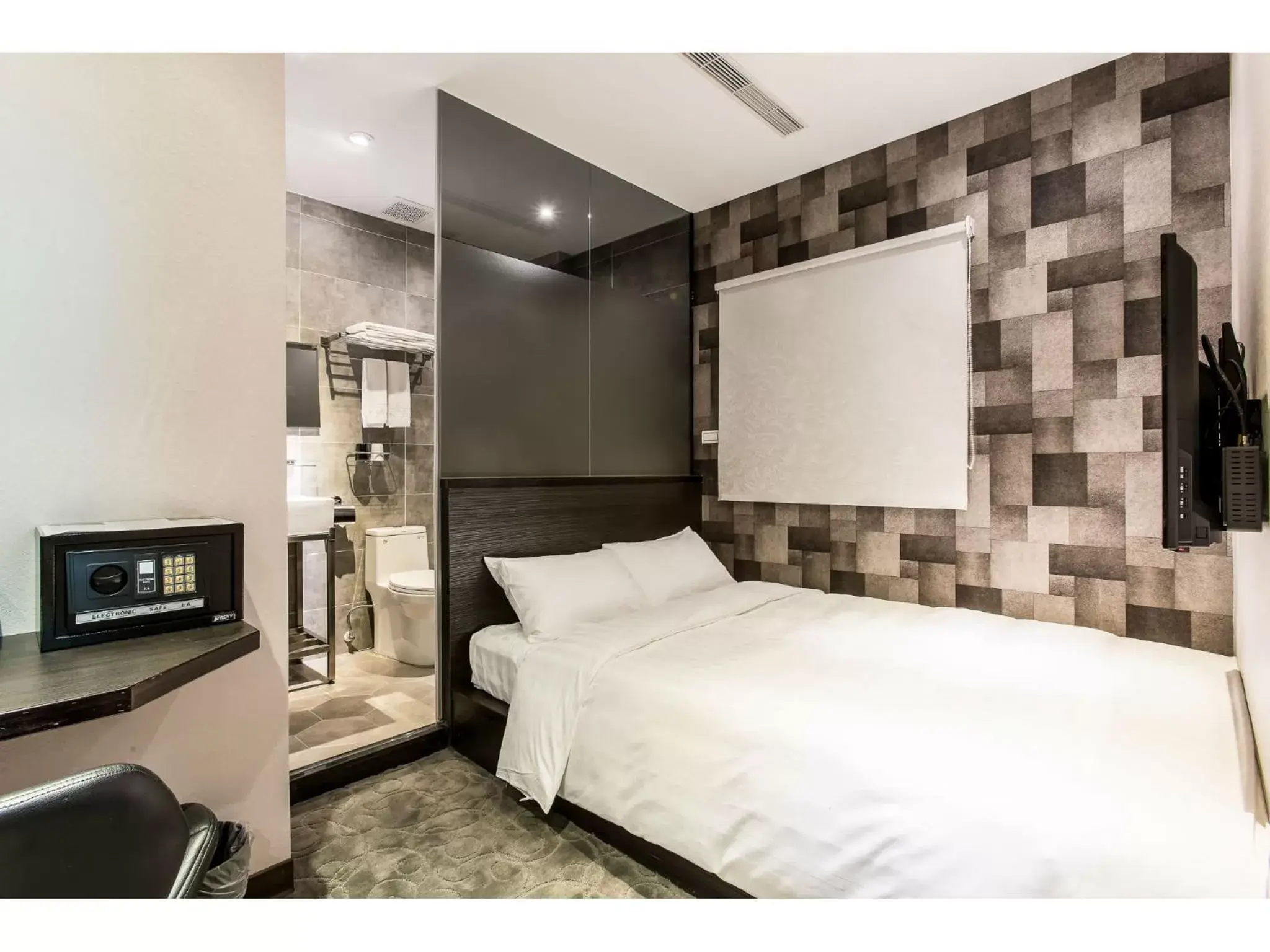 Photo of the whole room, Bed in RF Hotel  Linsen