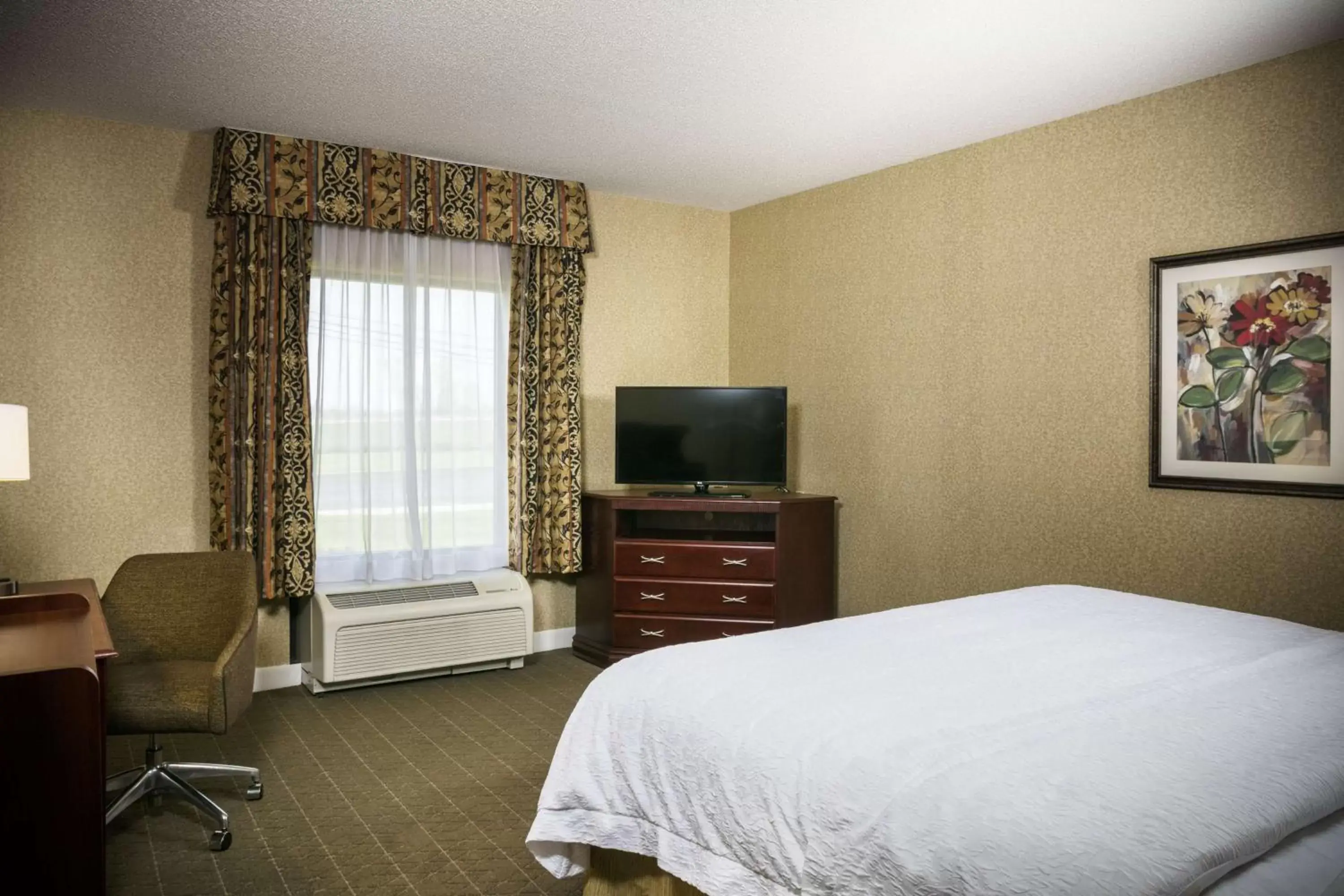 Bed, TV/Entertainment Center in Hampton Inn & Suites Toledo-Perrysburg