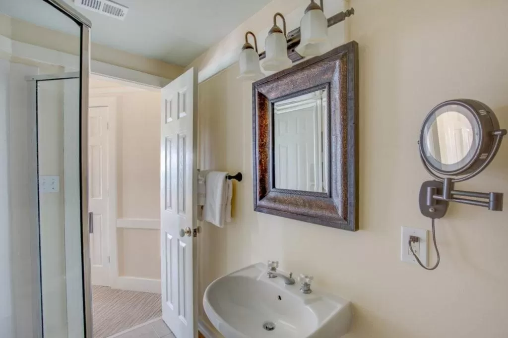 Bathroom in Henderson Park Inn