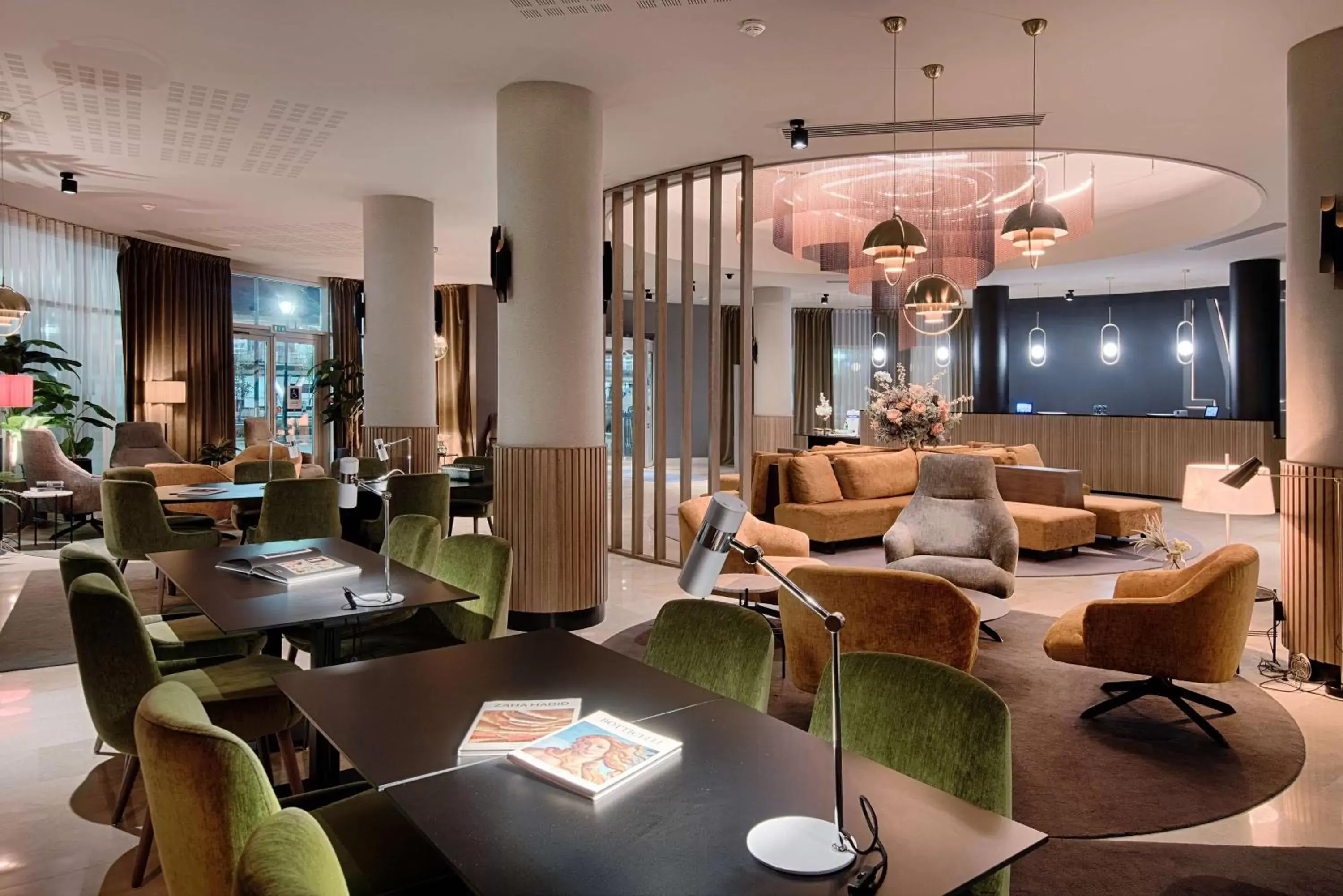 Lobby or reception, Lounge/Bar in NH Lyon Airport
