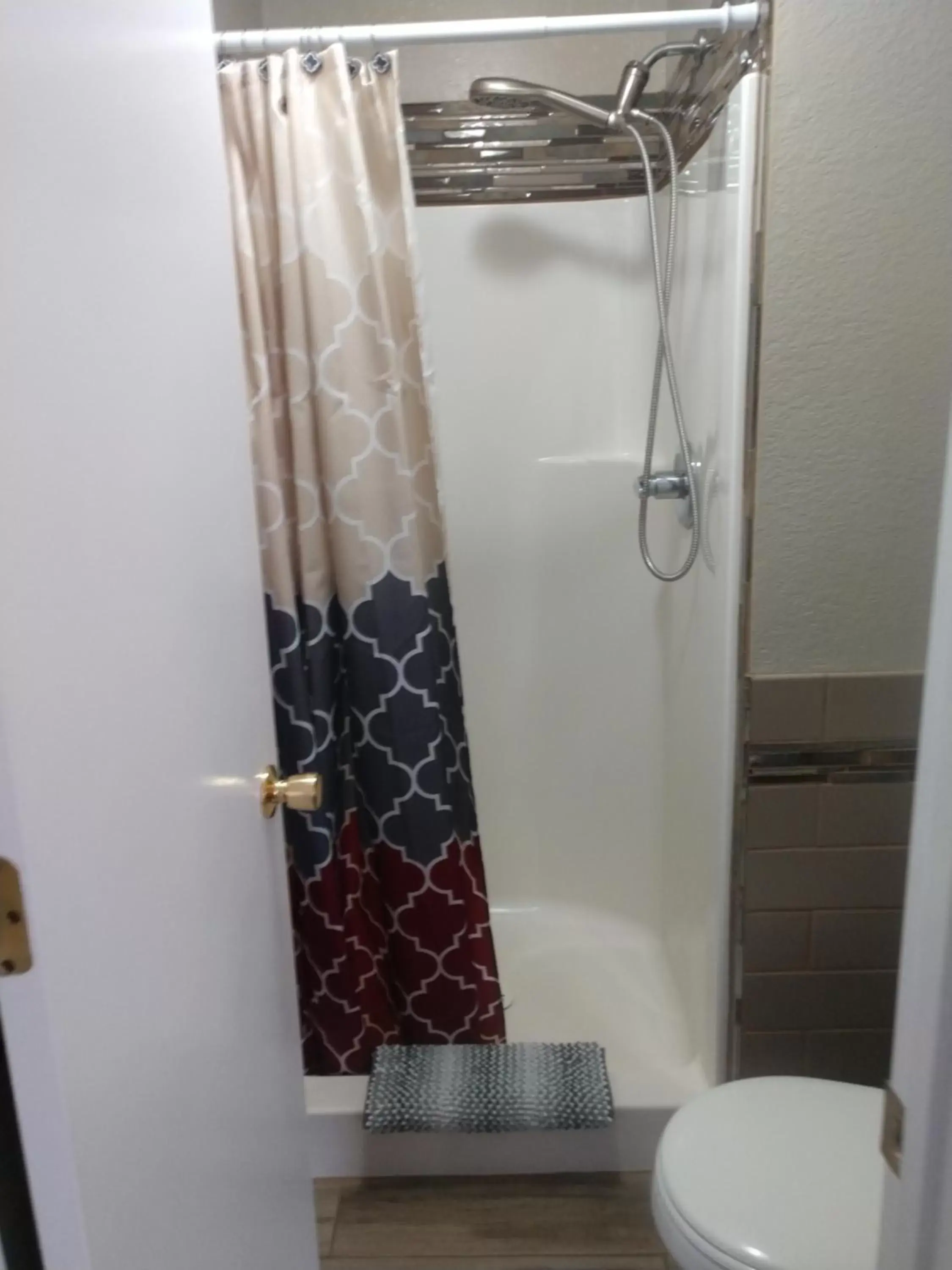 Shower, Bathroom in Red Rock Motel