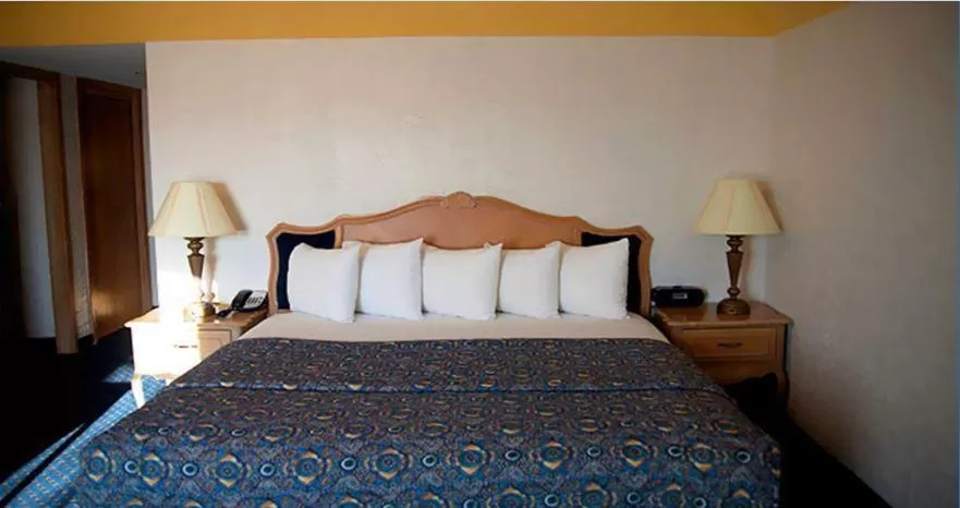 Bed in Chateau Hotel and Conference Center