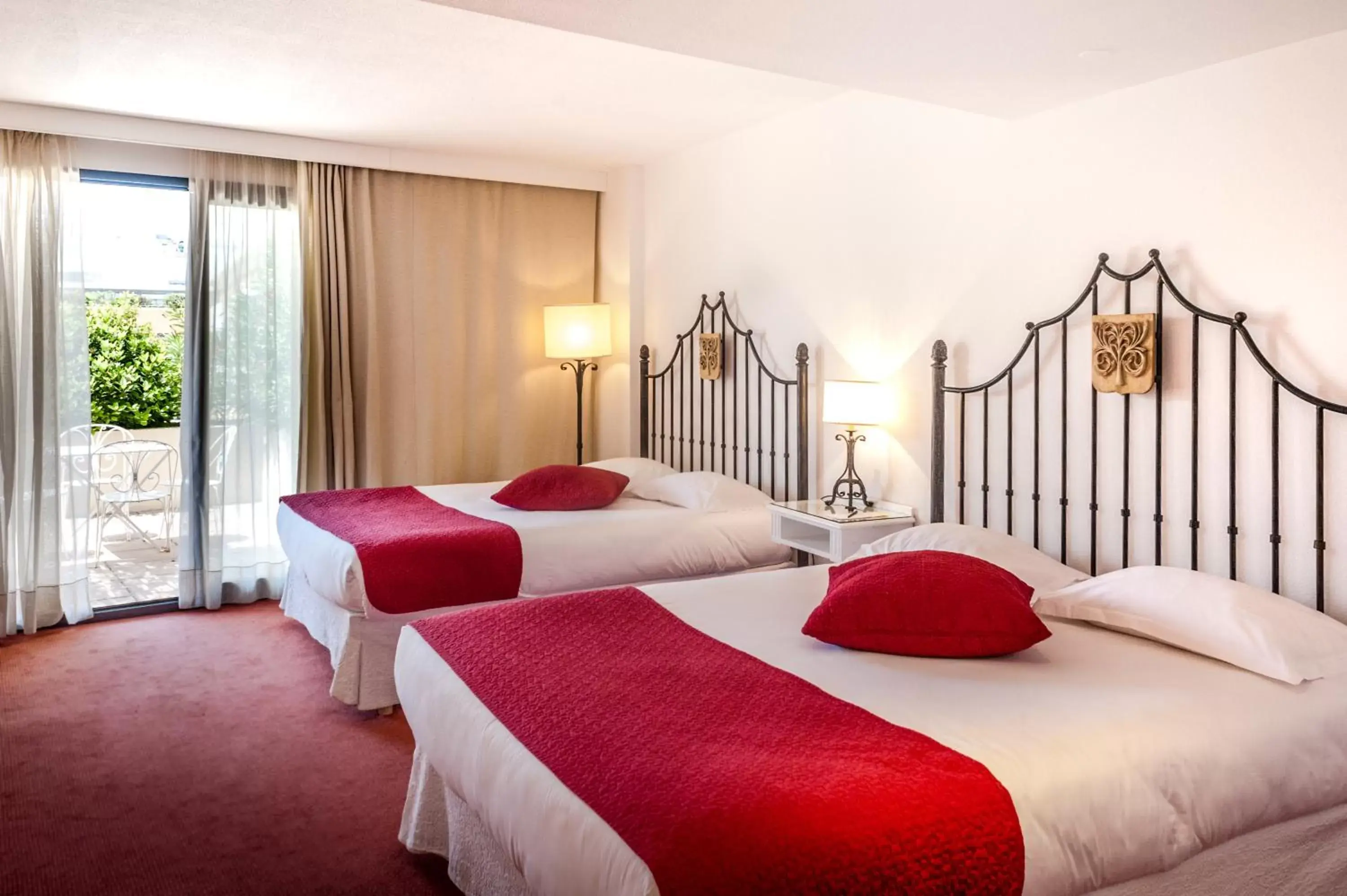 Bed in Avignon Grand Hotel