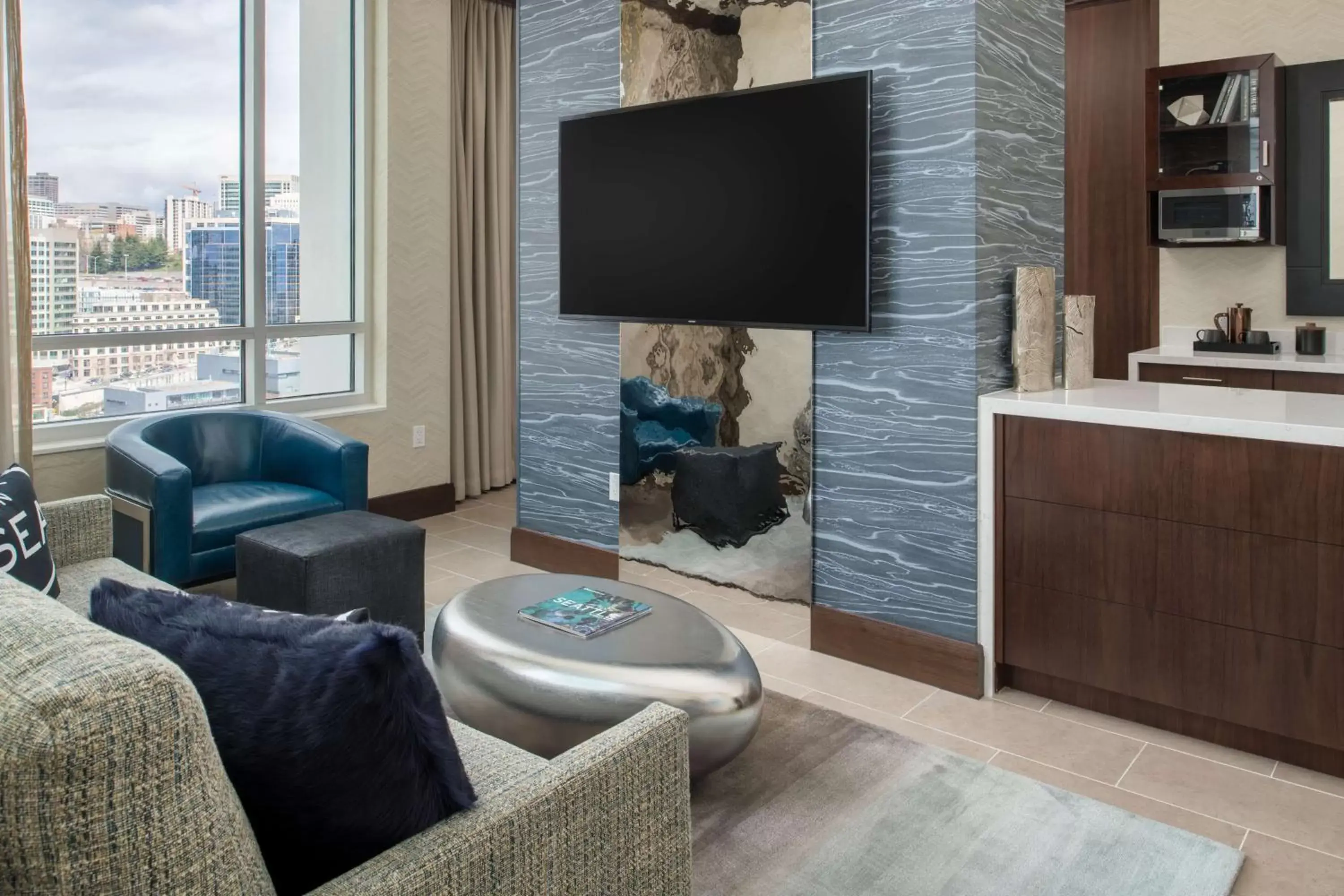 Bedroom, TV/Entertainment Center in Embassy Suites By Hilton Seattle Downtown Pioneer Square