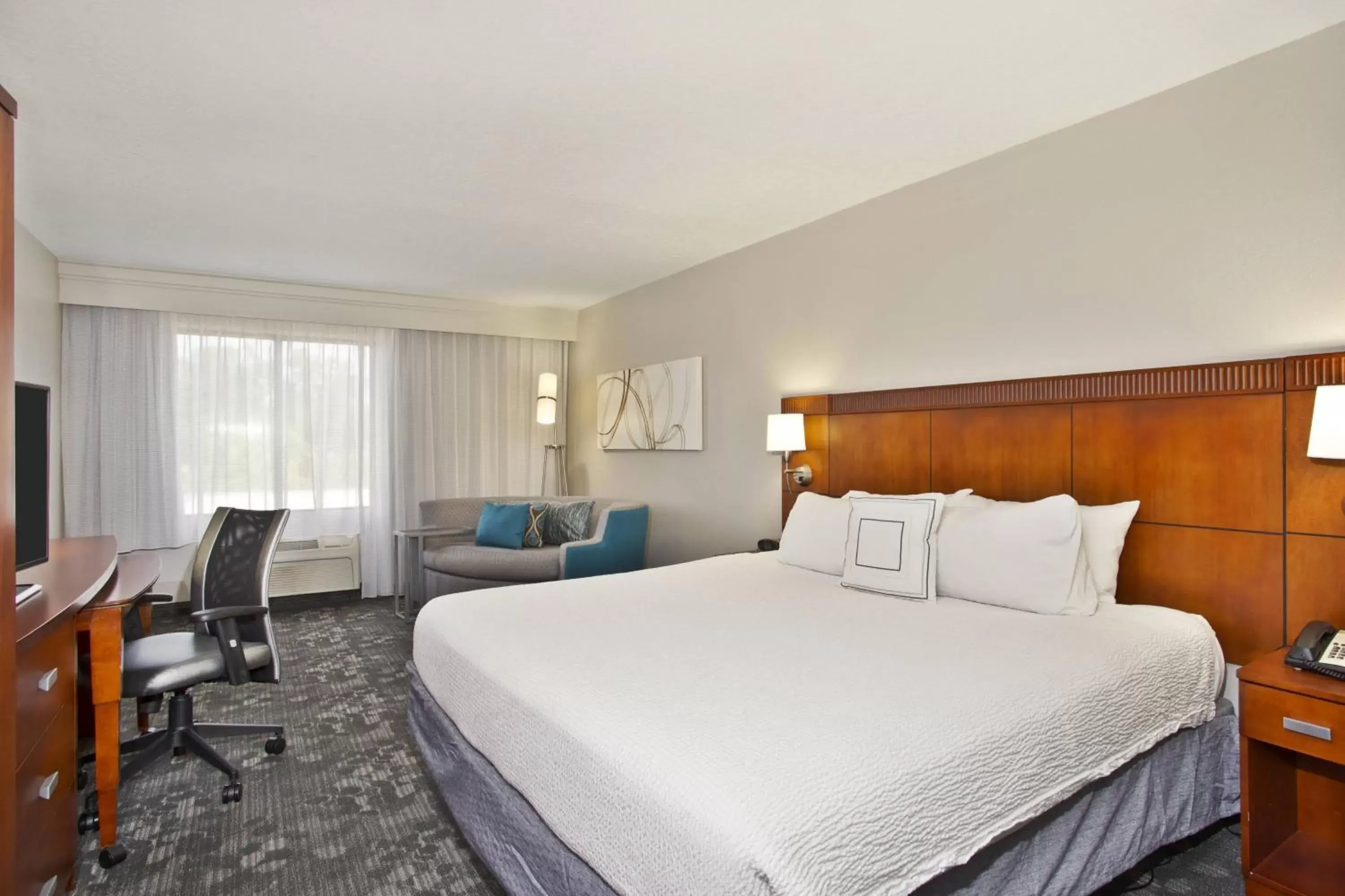 Photo of the whole room, Bed in Courtyard by Marriott Gulfport Beachfront