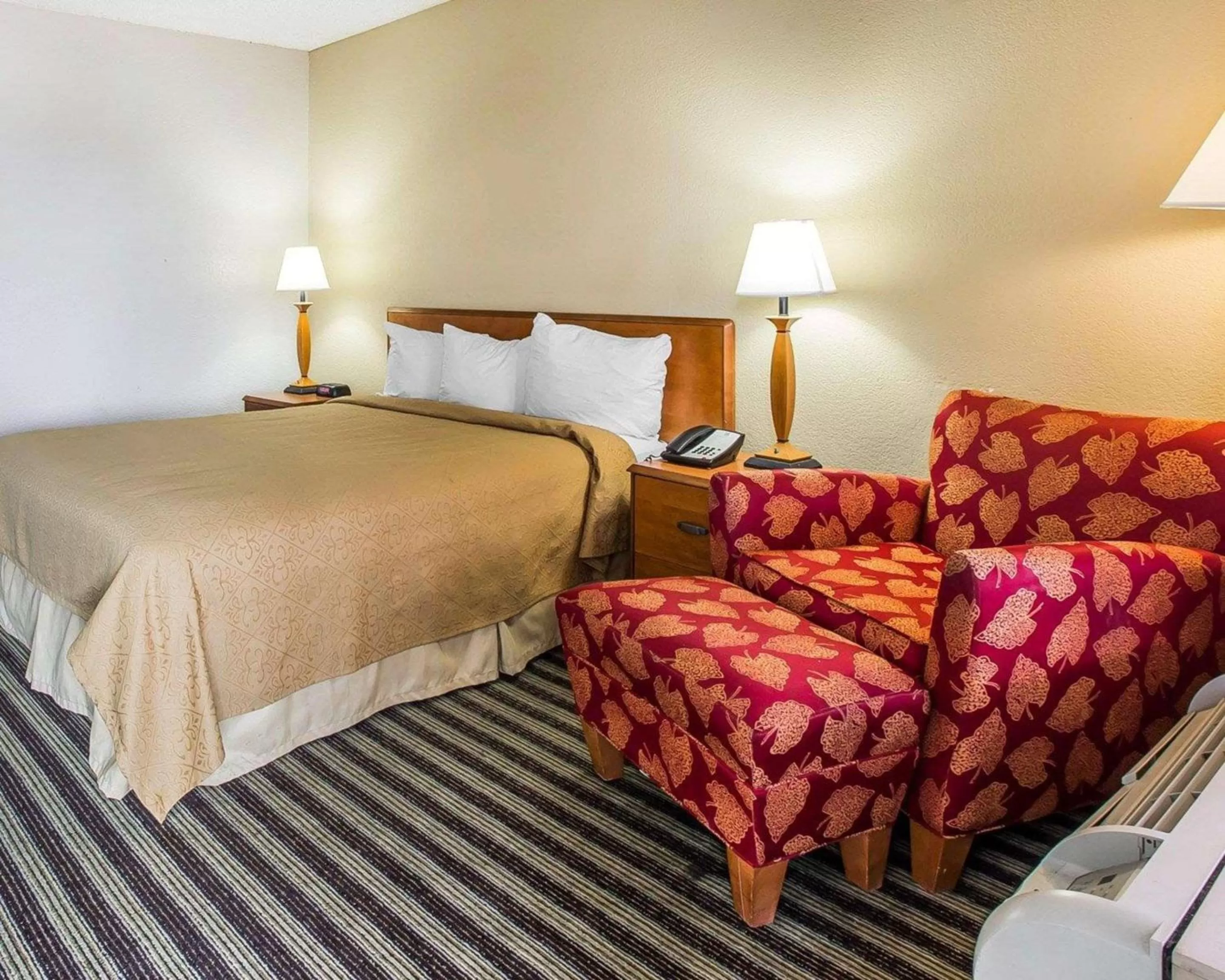 Photo of the whole room, Bed in Quality Inn At the Mall - Valdosta