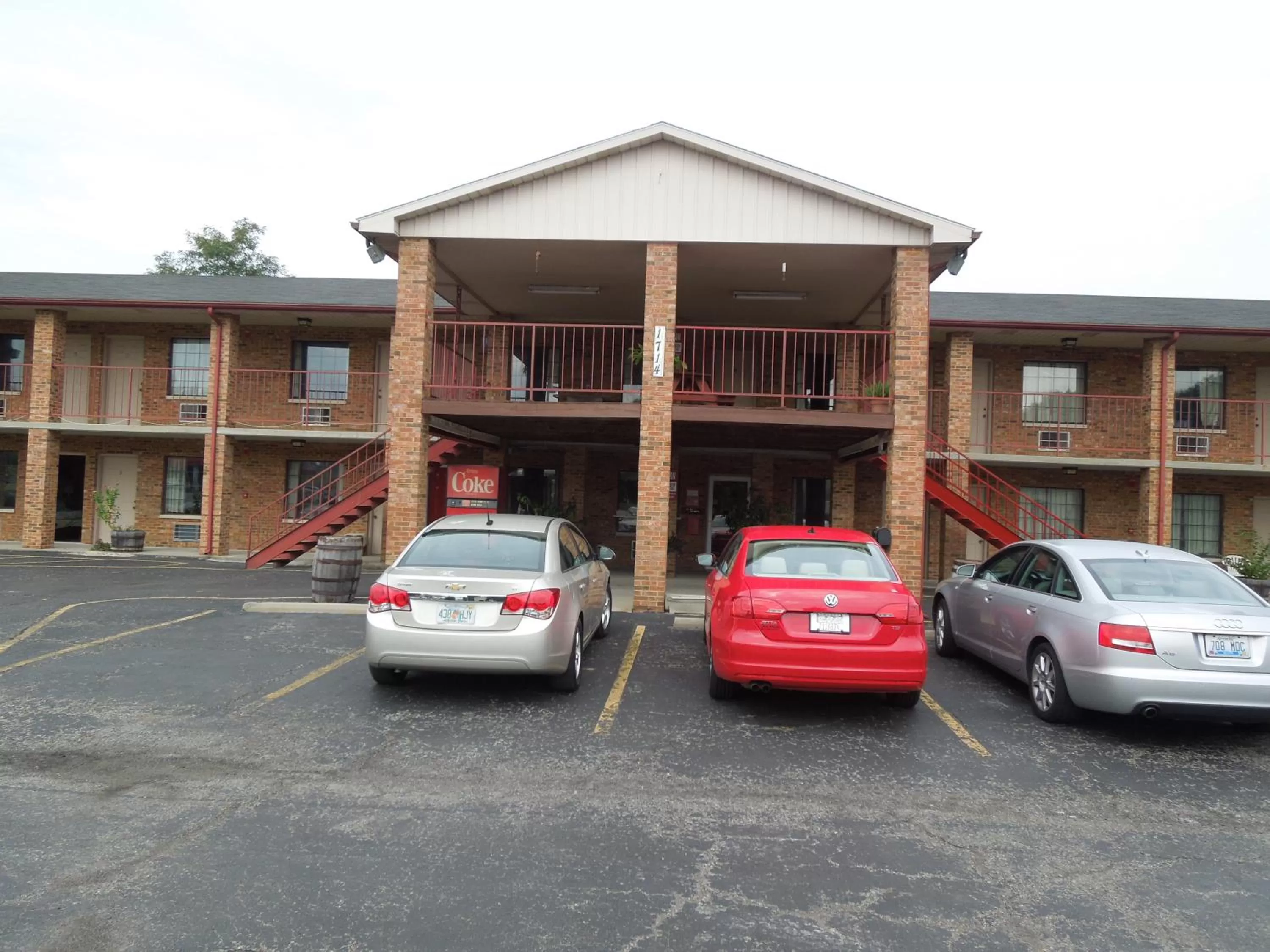 Property building in Americas Inn Bardstown