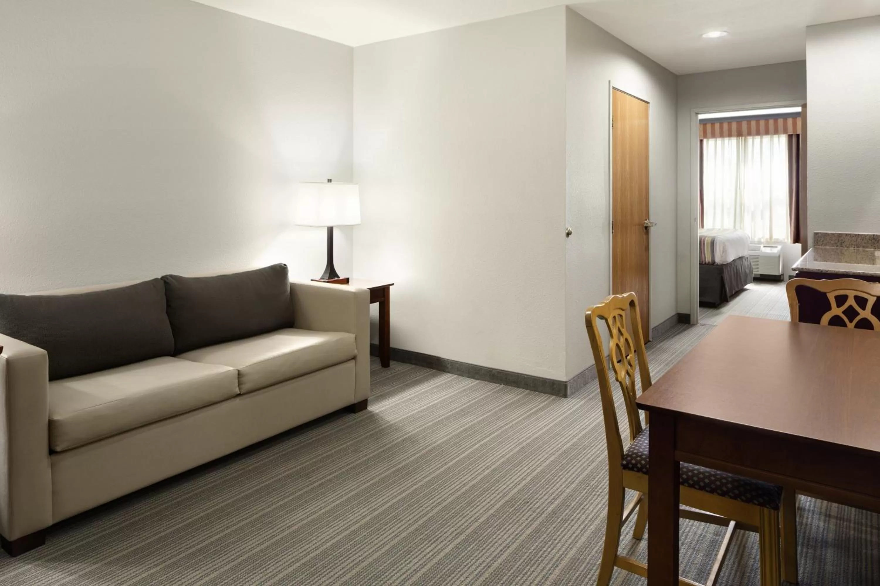 Seating area in Country Inn & Suites by Radisson, Columbus West, OH