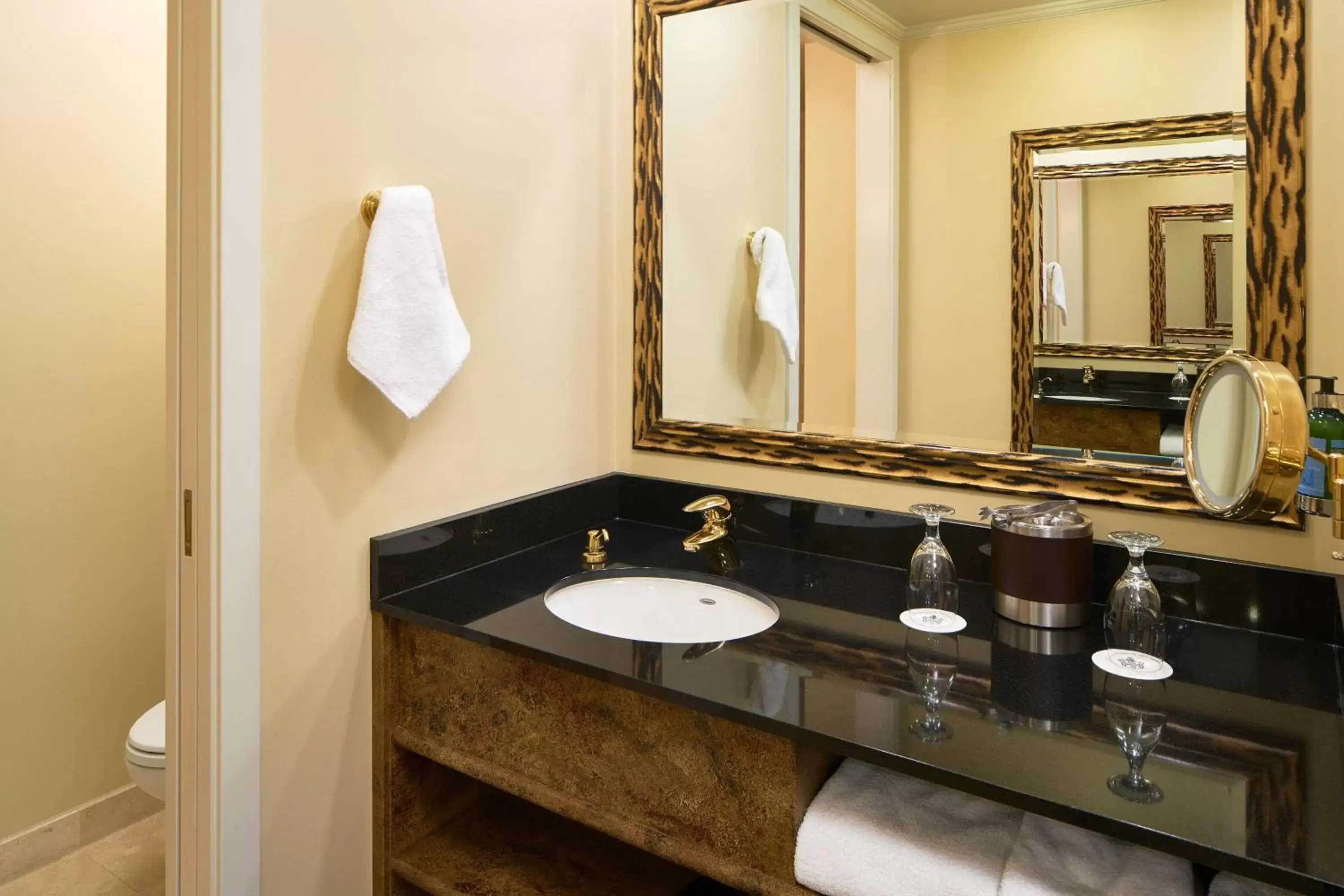 Bathroom in The Davenport Tower, Autograph Collection