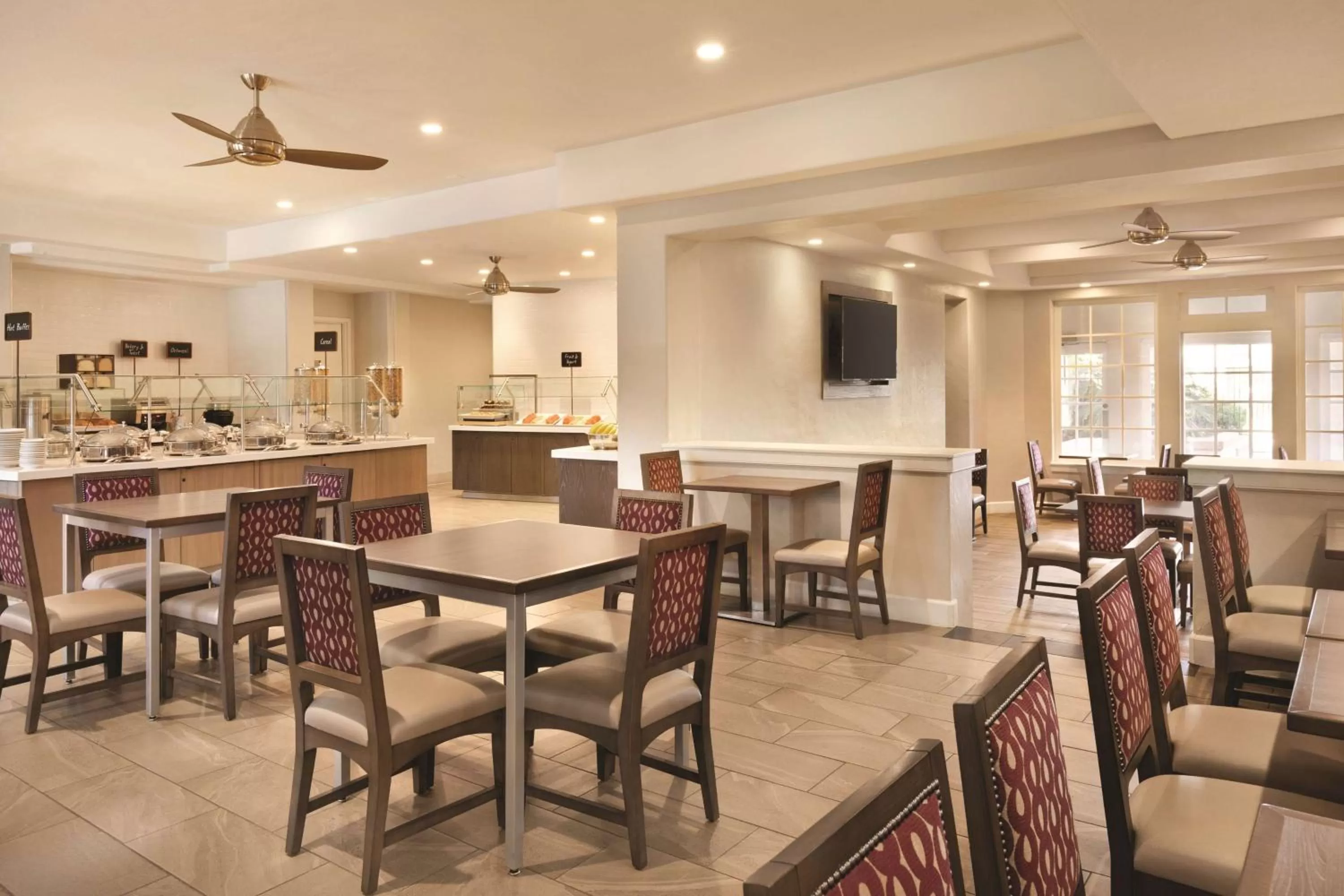 Dining area in Embassy Suites by Hilton Temecula Valley Wine Country